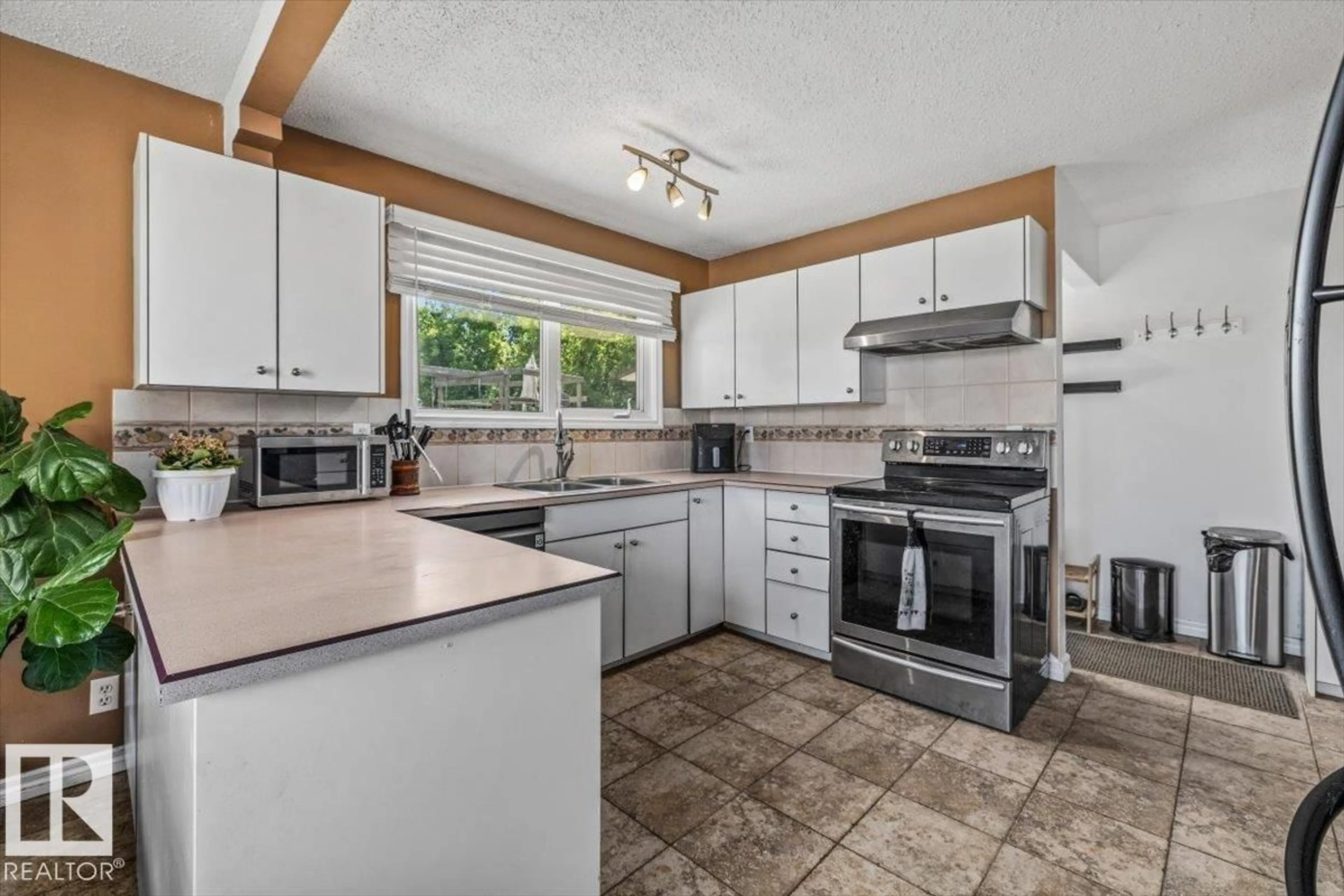 Standard kitchen, ceramic/tile floor for 135 HOMESTEAD CR, Edmonton Alberta T5A2Y1