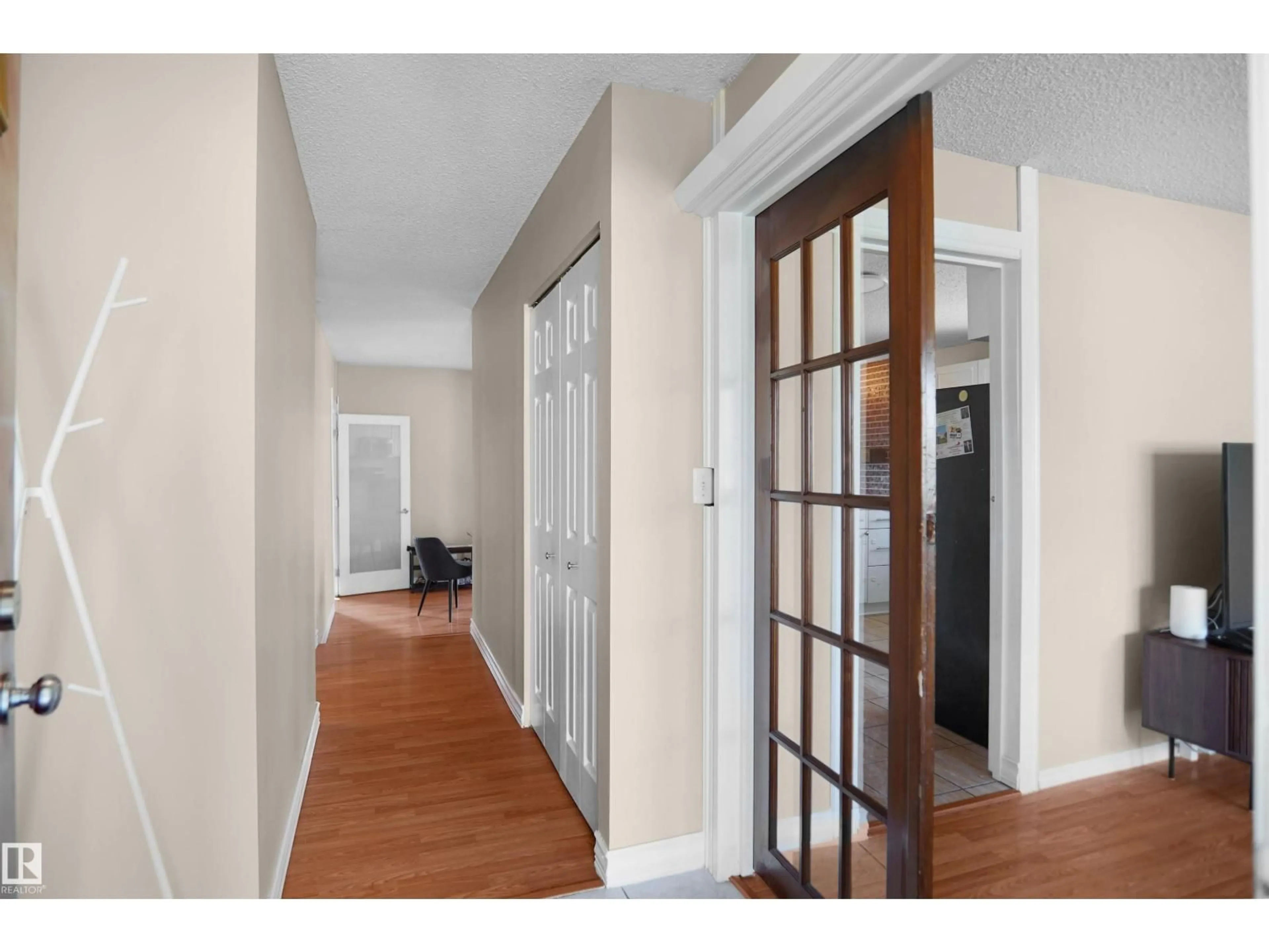 Indoor entryway for 13524 26 ST, Edmonton Alberta T5A3W1