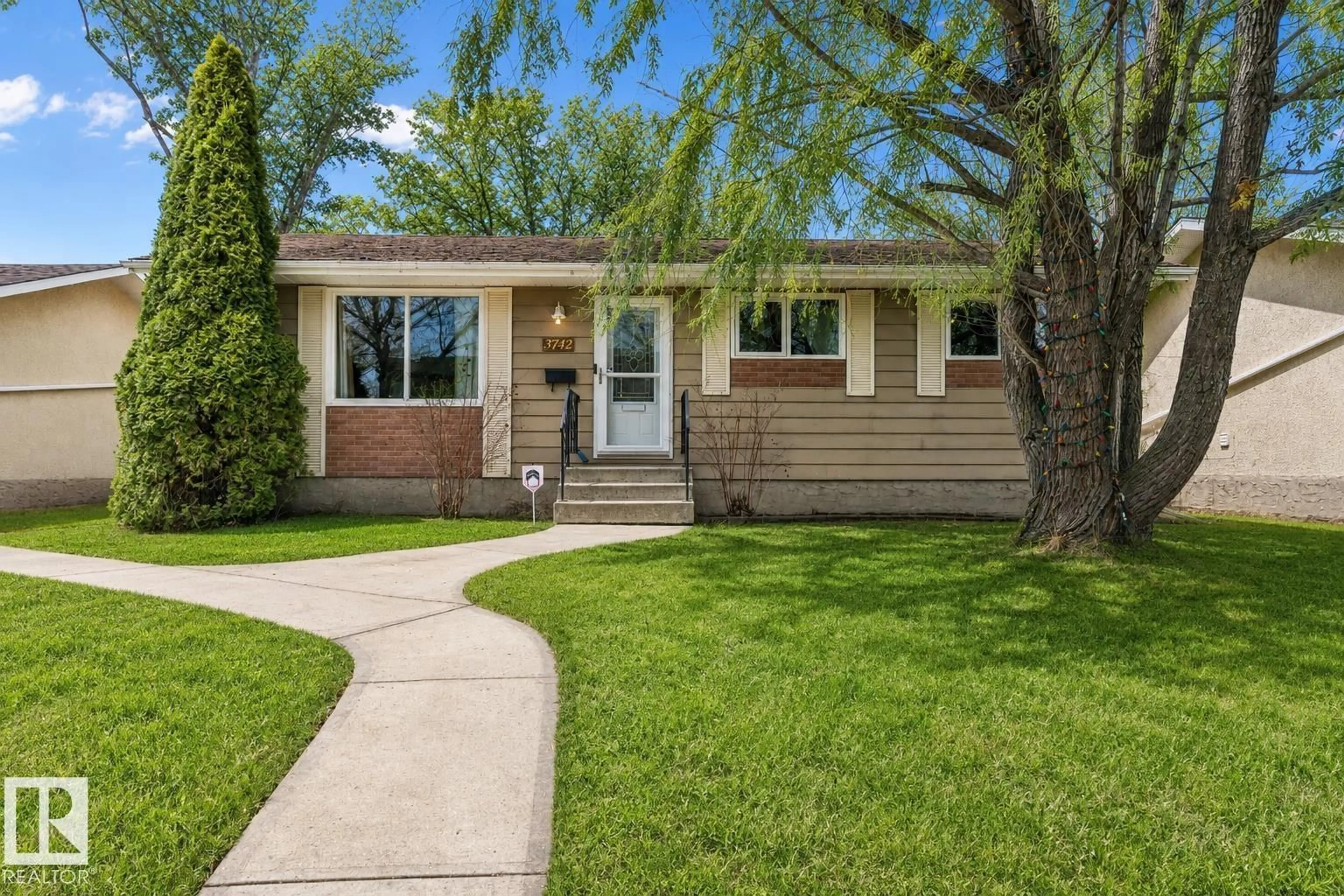 Home with vinyl exterior material, street for 3742 53 ST, Wetaskiwin Alberta T9A2K7