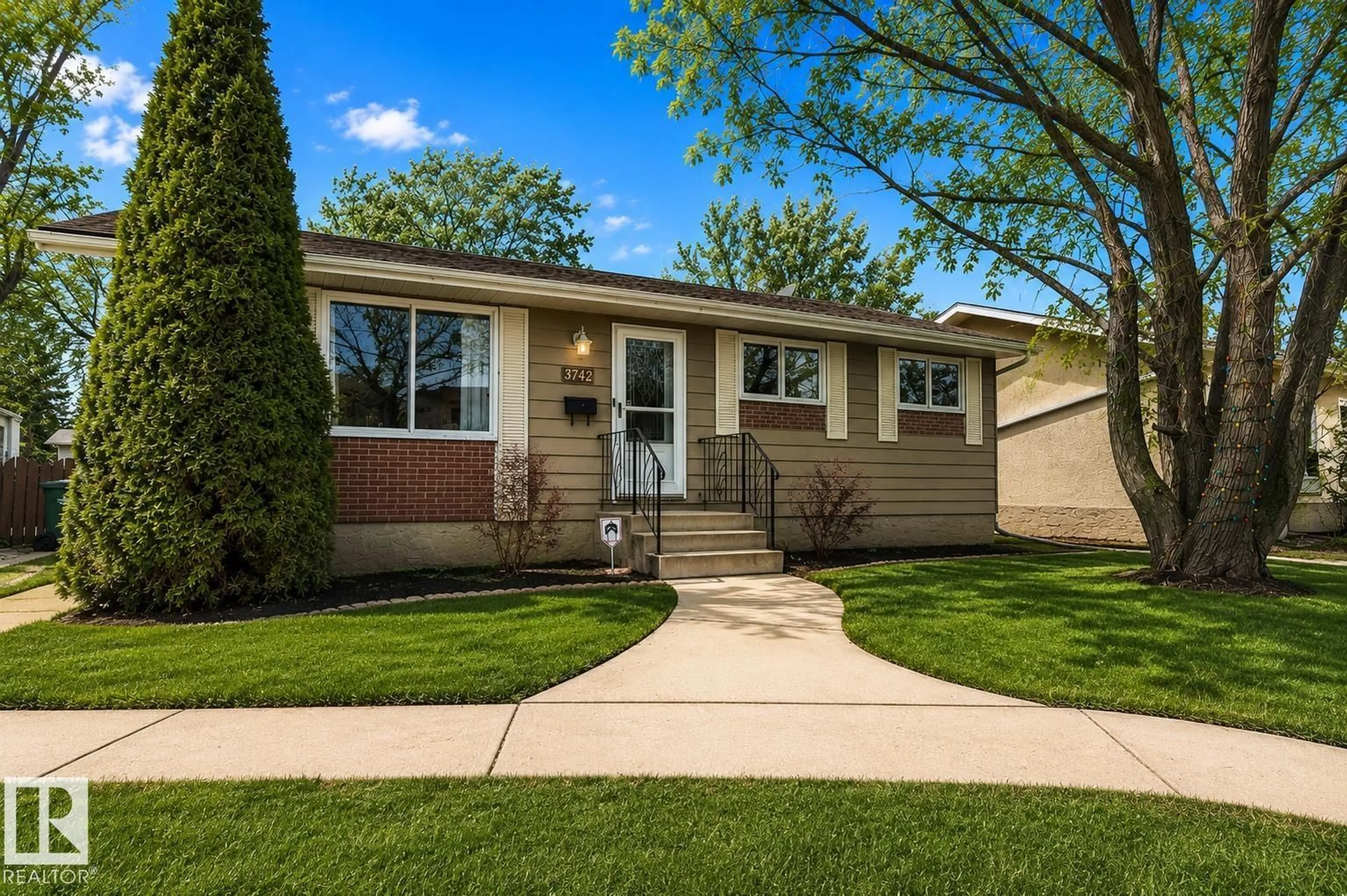 Home with vinyl exterior material, street for 3742 53 ST, Wetaskiwin Alberta T9A2K7