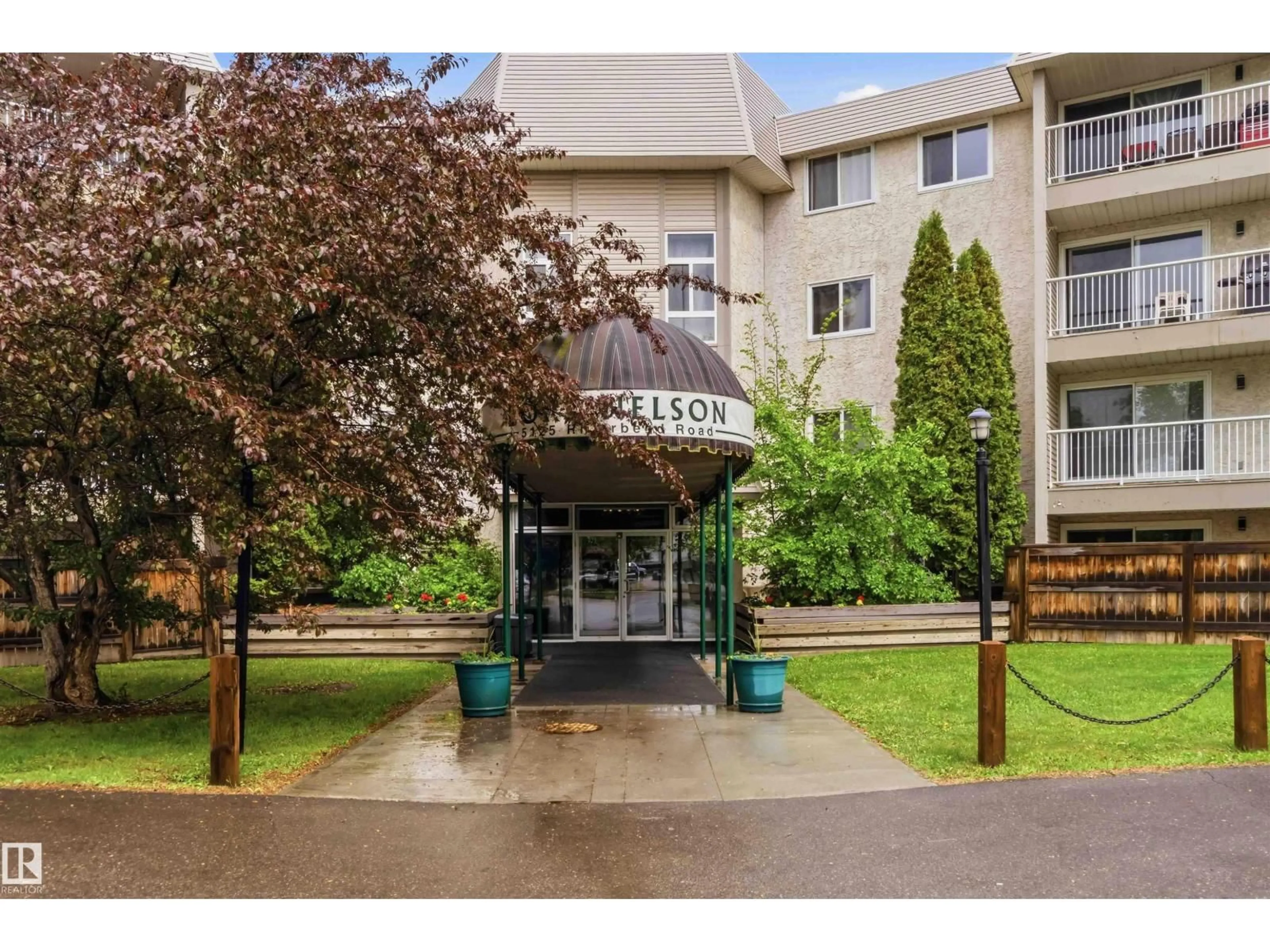 Indoor foyer for 5125 - 121 RIVERBEND RD, Edmonton Alberta T6H5K5