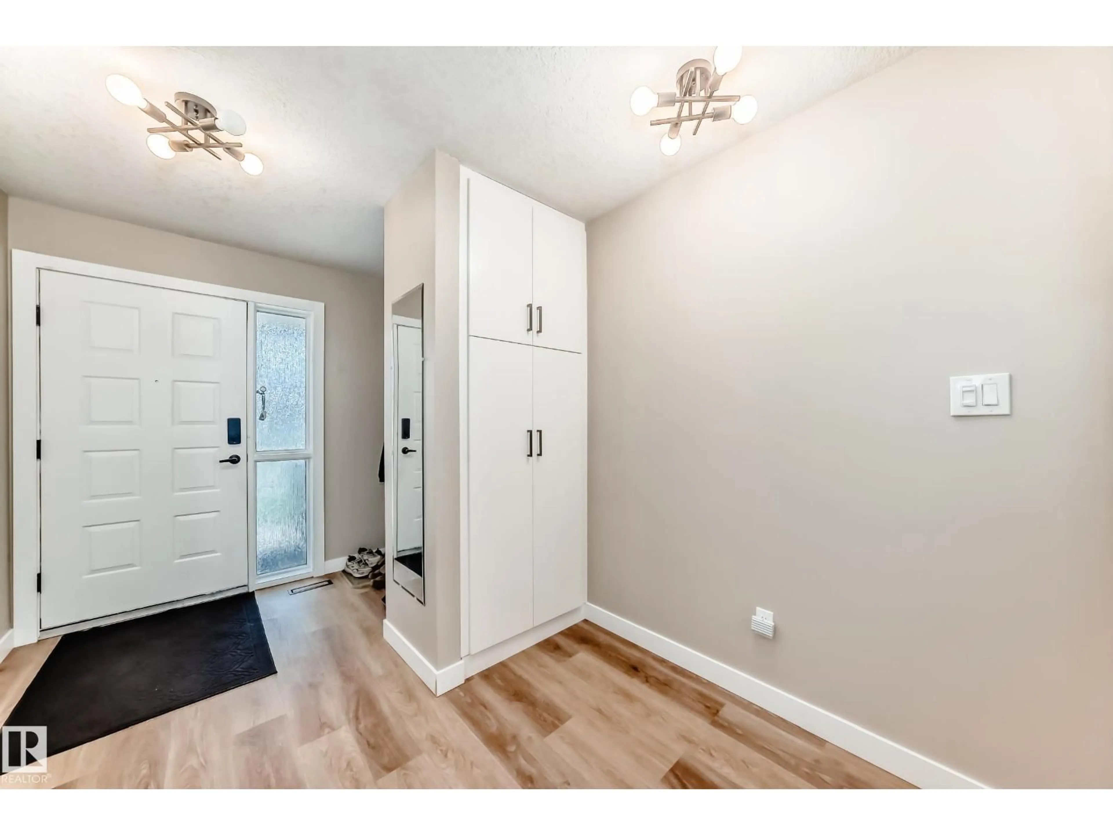 Indoor entryway for 10822 11 AV, Edmonton Alberta T6J6J1