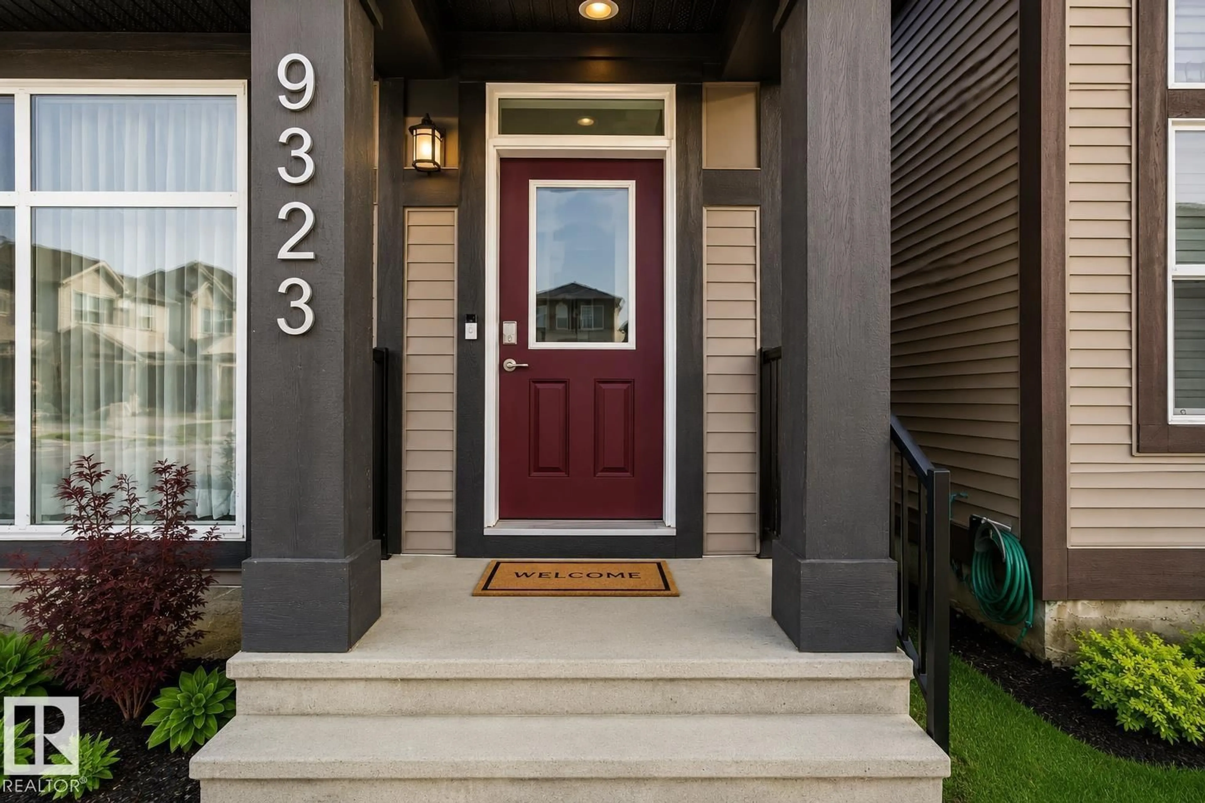 Indoor entryway for 9323 226 ST, Edmonton Alberta T5T7R5