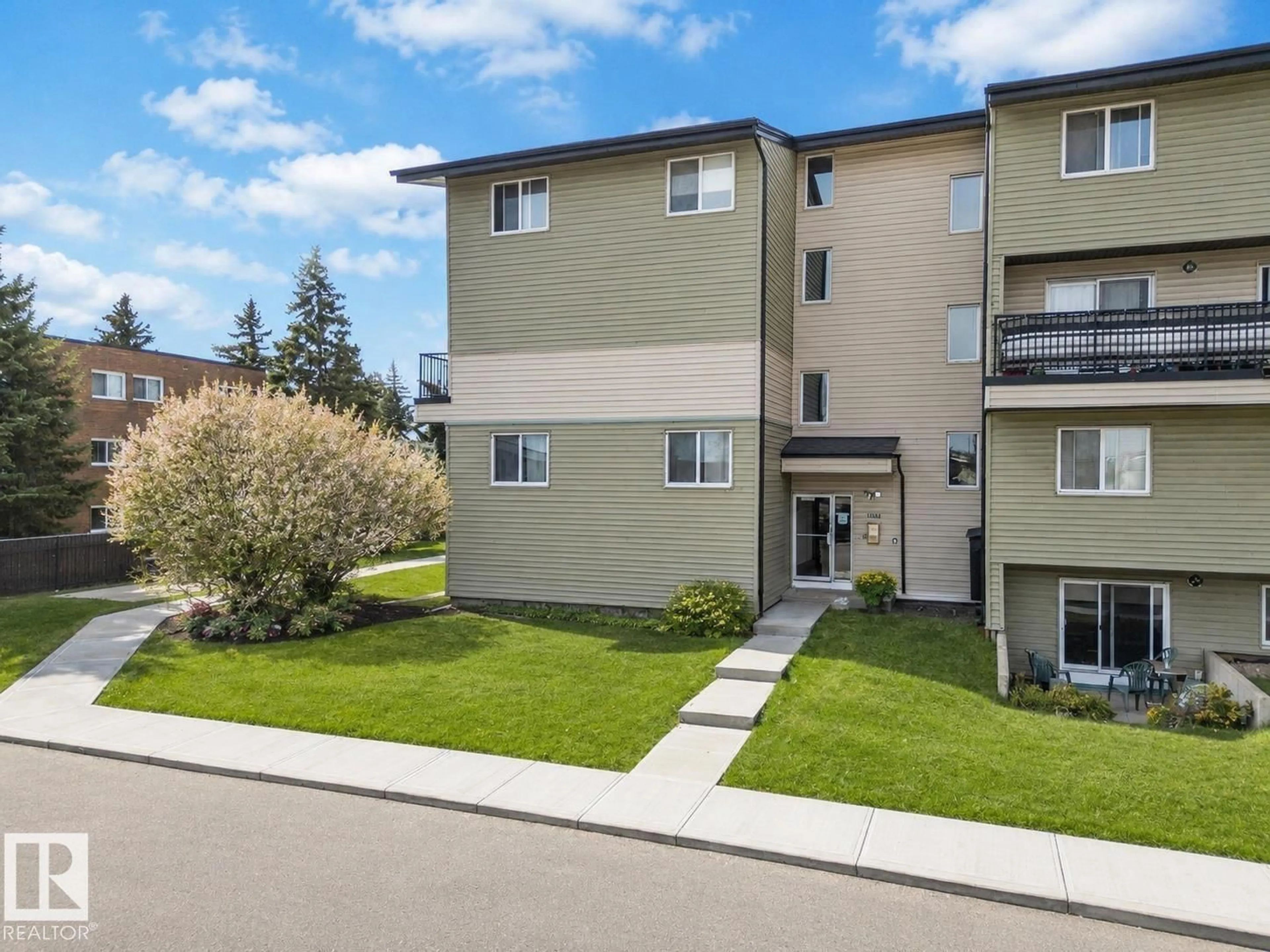 A pic from outside/outdoor area/front of a property/back of a property/a pic from drone, street for 13450 FORT RD, Edmonton Alberta T5A1C5