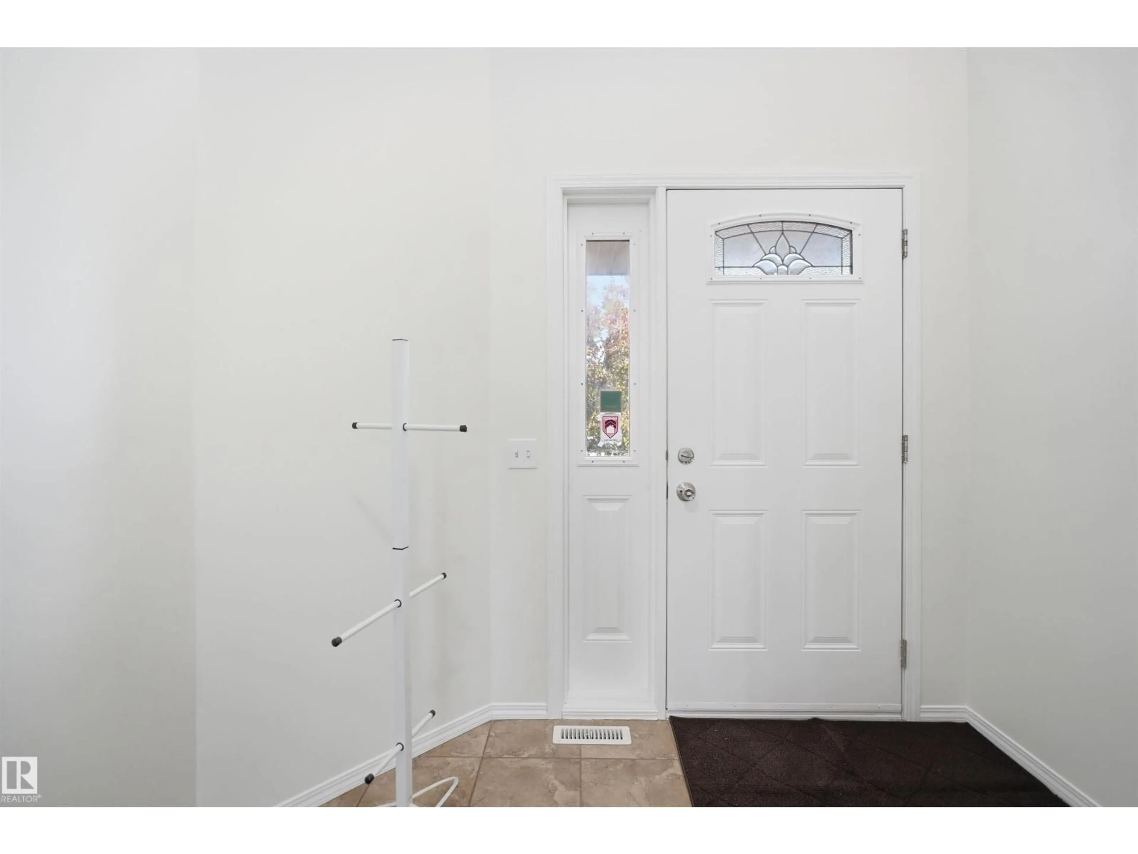 Indoor entryway for NW - 1560 37B AV, Edmonton Alberta T6T0E2