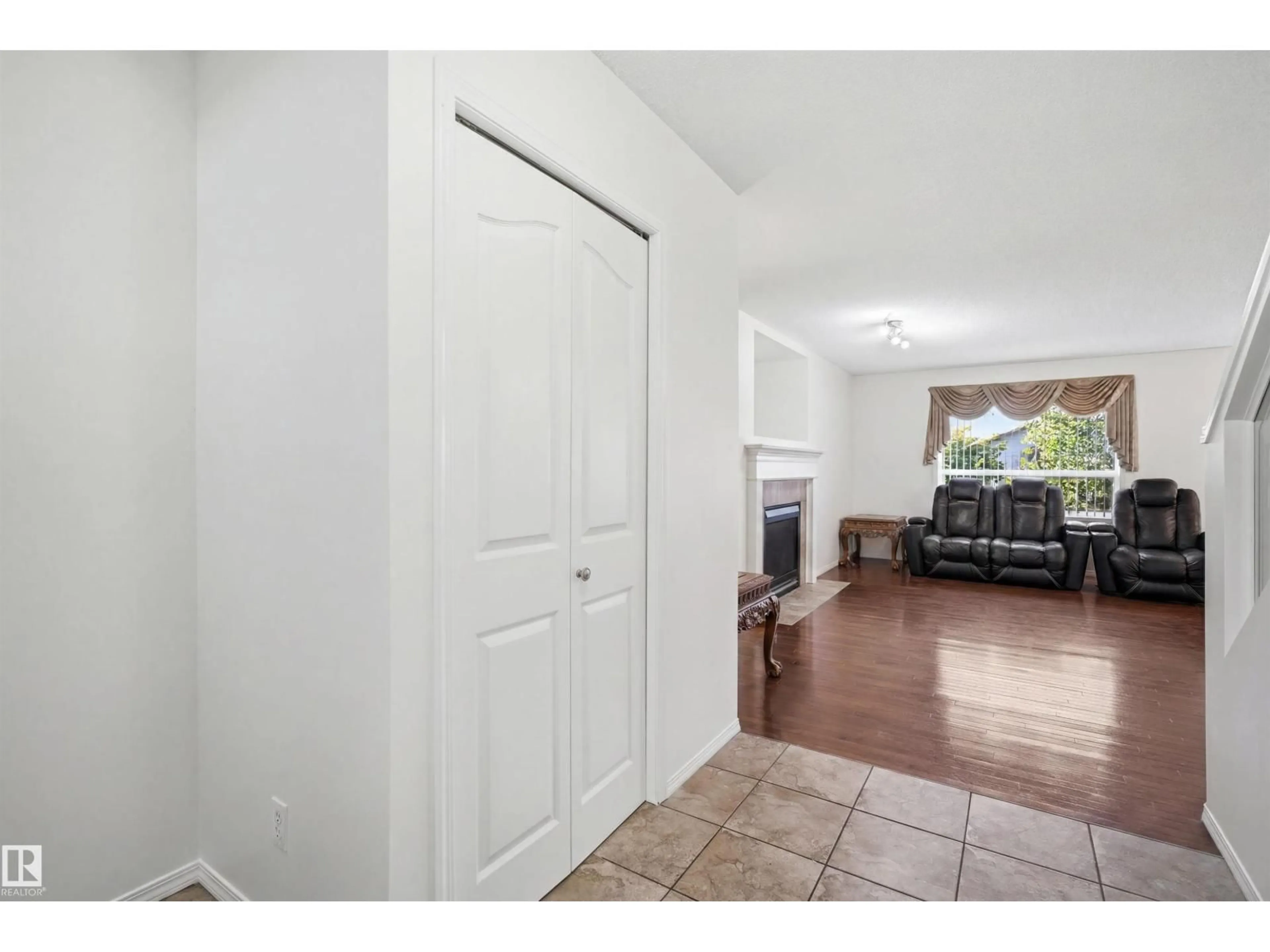 Indoor entryway for NW - 1560 37B AV, Edmonton Alberta T6T0E2