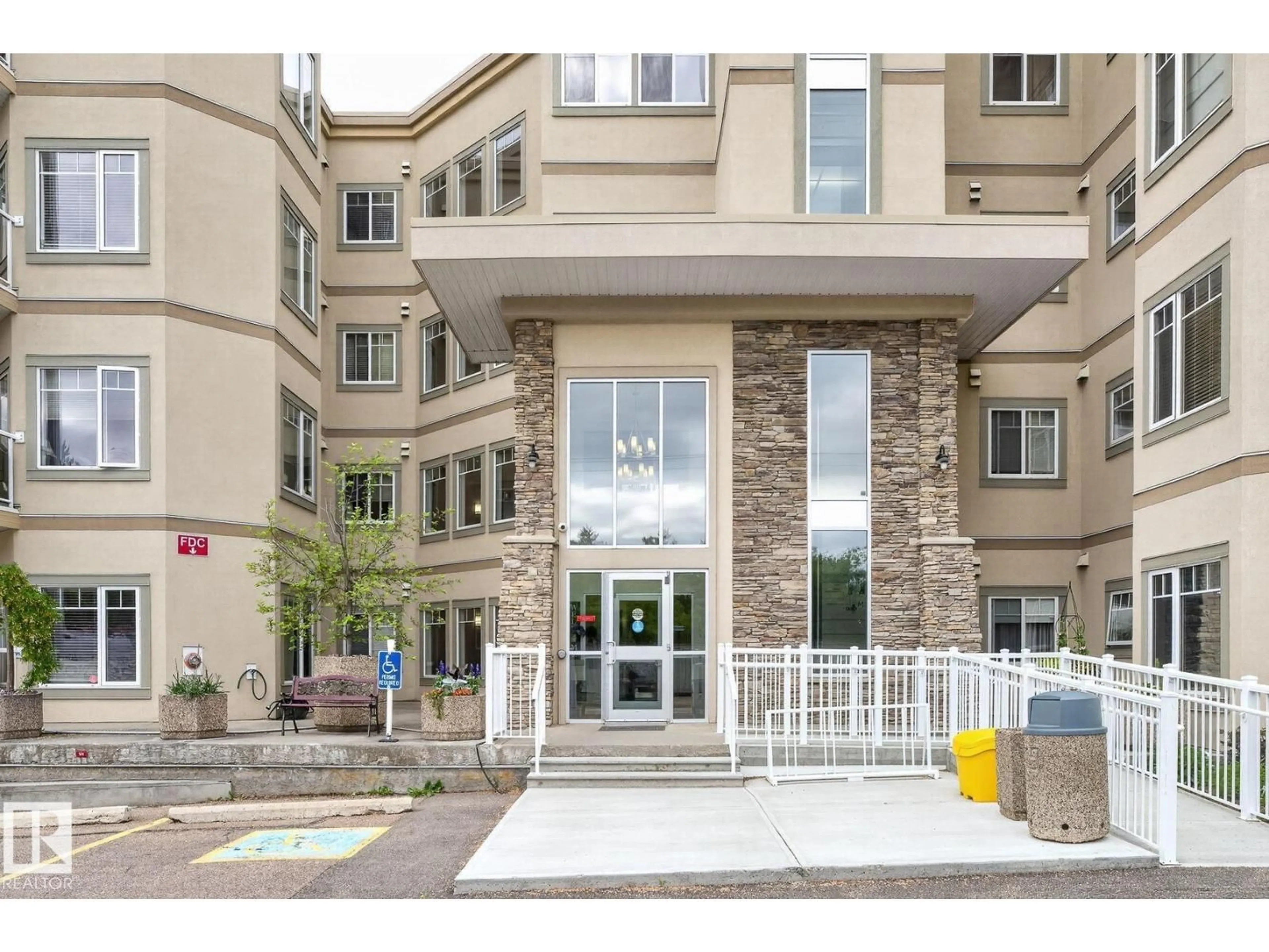 Indoor foyer for 208 GATE AV, St. Albert Alberta T8N0N3