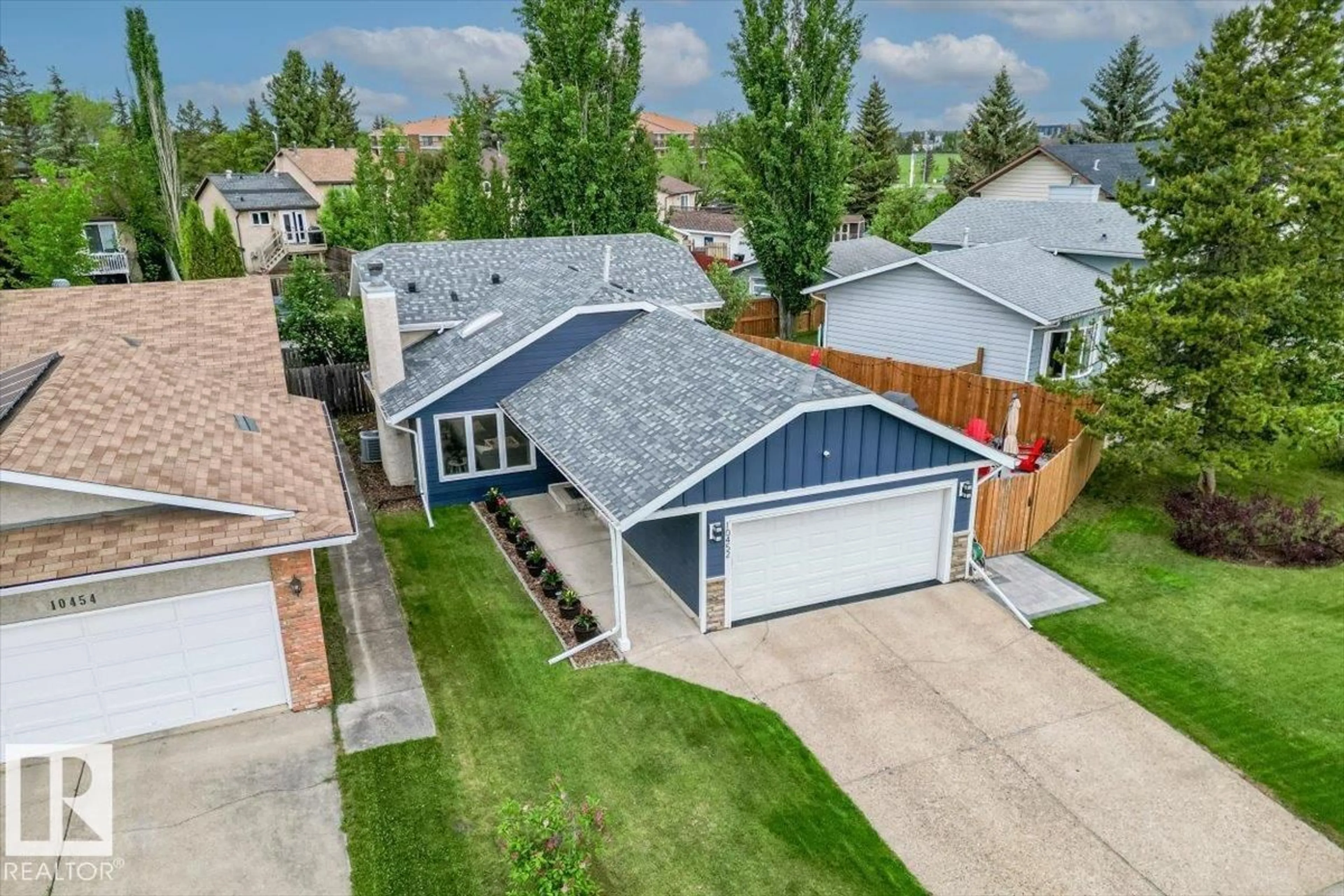A pic from outside/outdoor area/front of a property/back of a property/a pic from drone, street for 10452 18 AV, Edmonton Alberta T6J4Z8