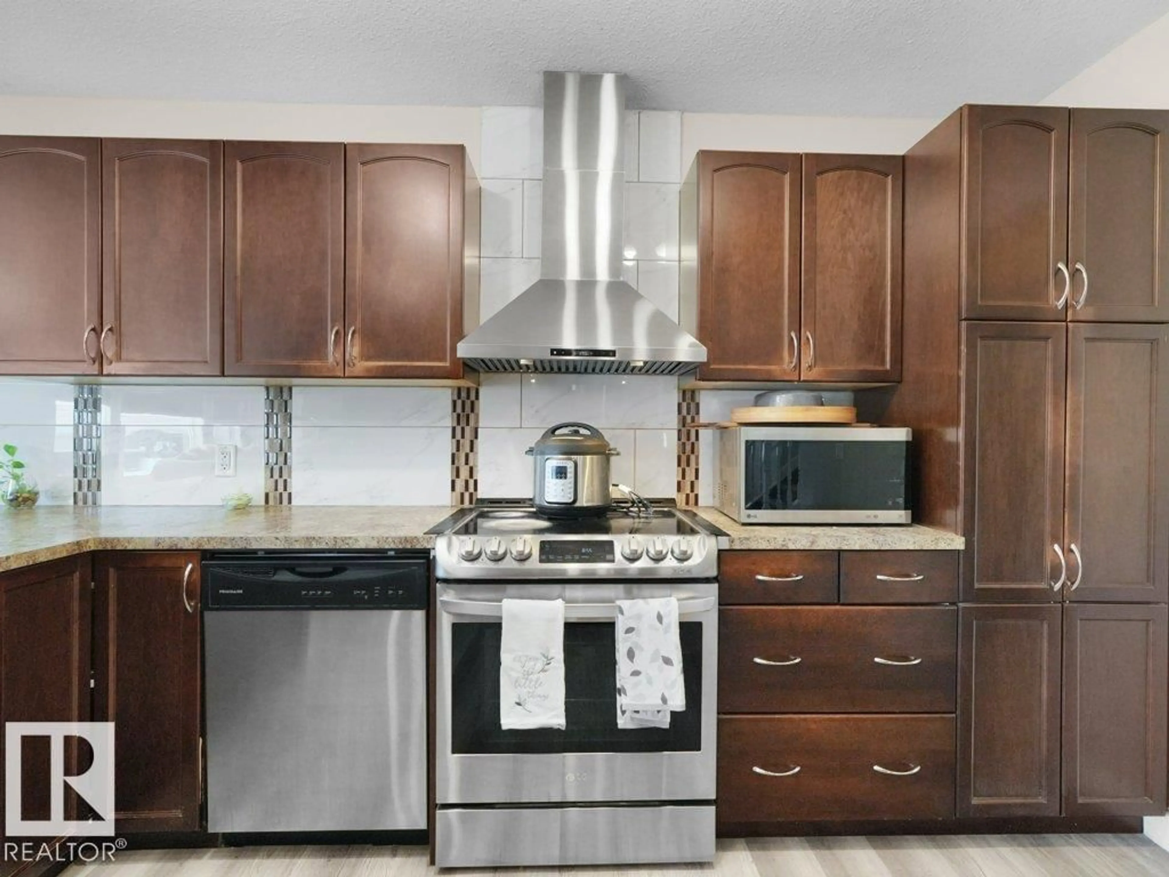 Standard kitchen, unknown for 3756 8 ST, Edmonton Alberta T6T0S1