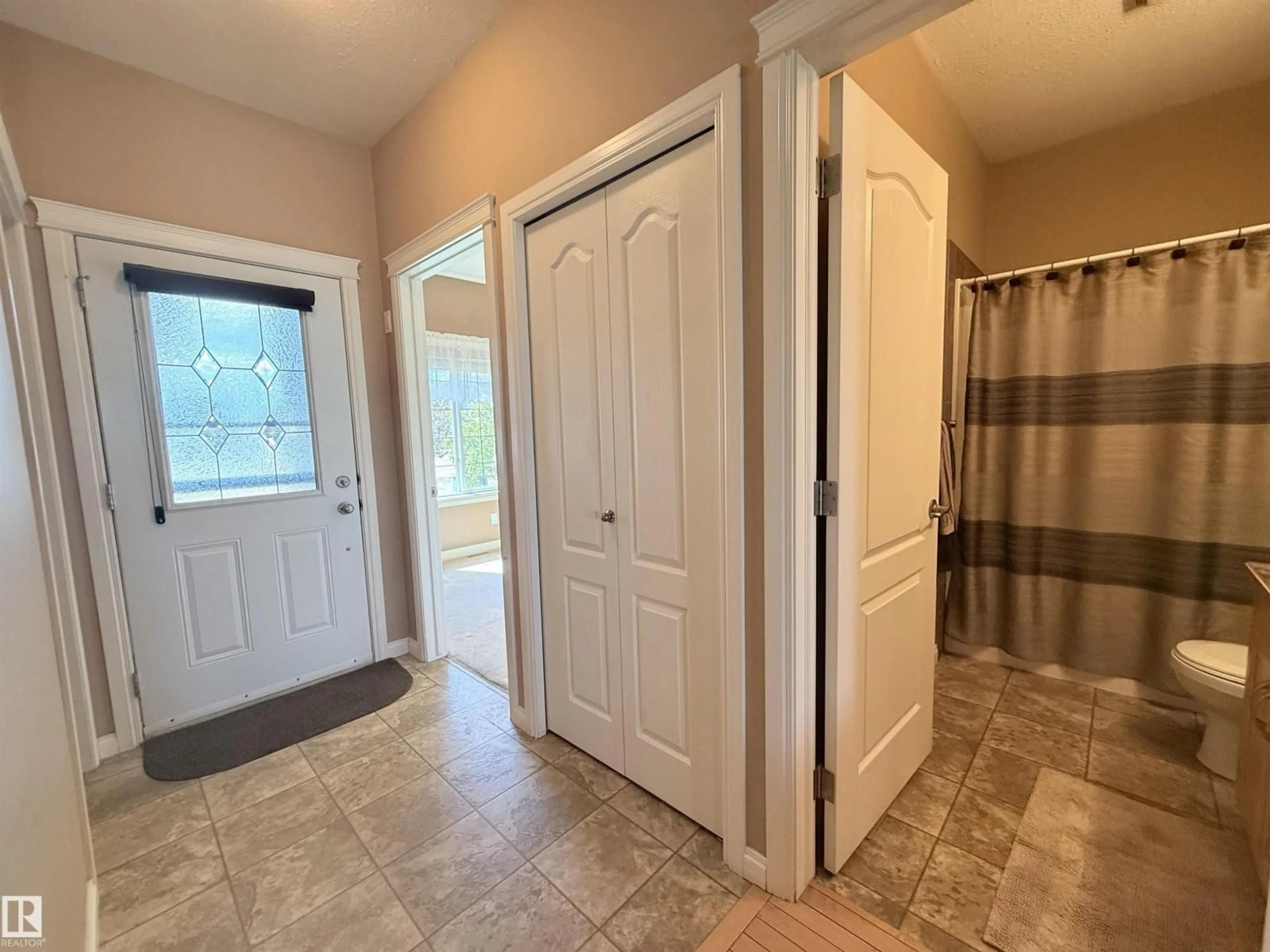 Indoor entryway for 3815 75 ST, Camrose Alberta T4V4C1