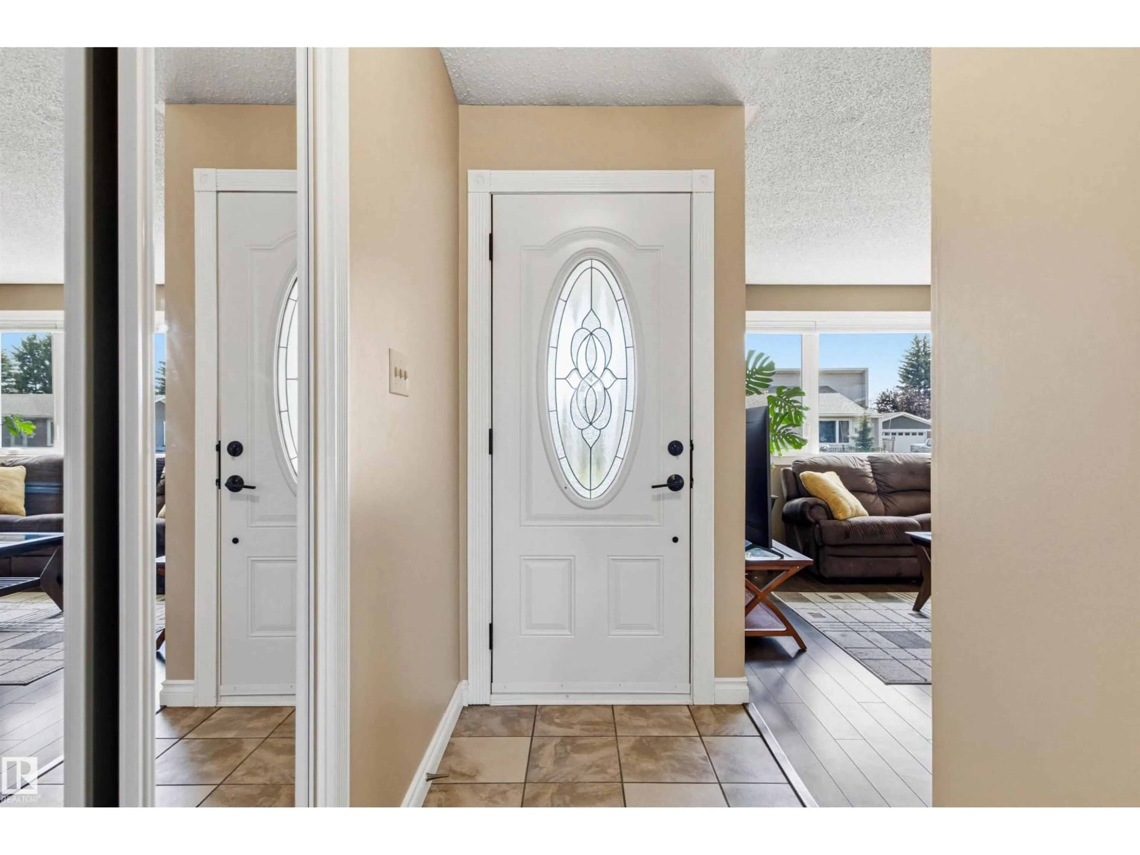 Indoor entryway for 20 HUGHES RD, Edmonton Alberta T5A4E2
