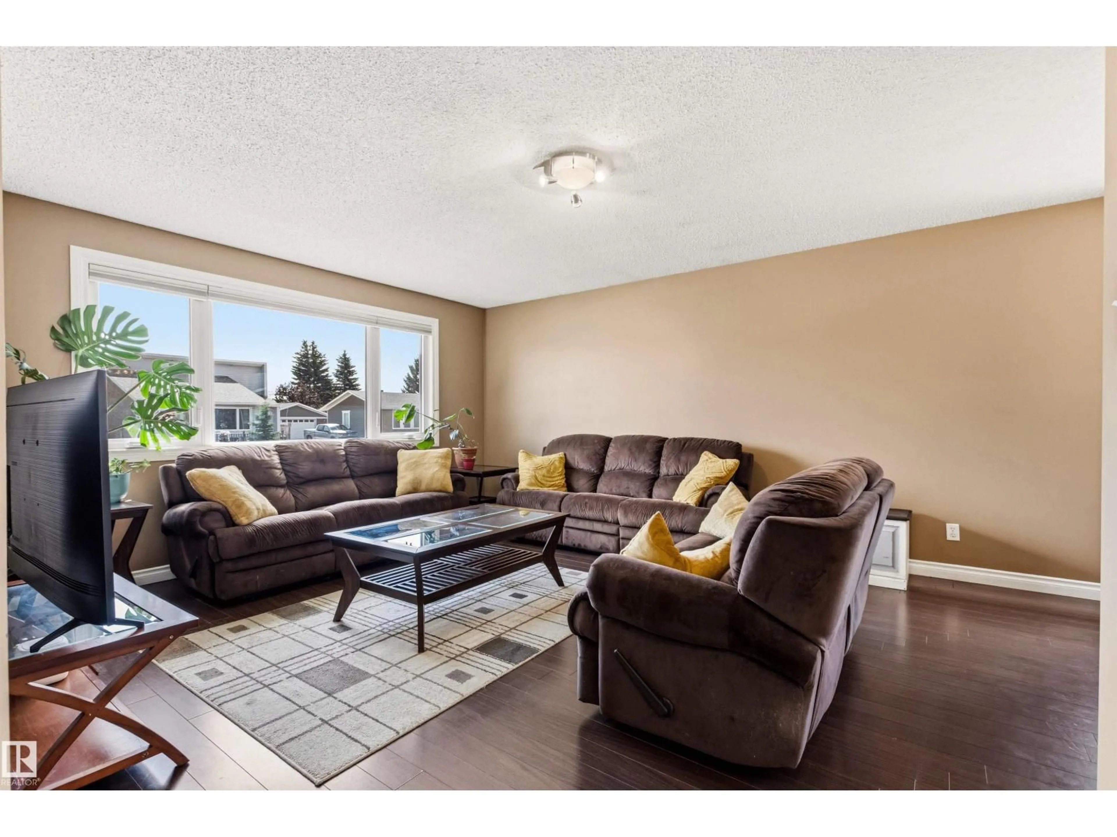 Living room with furniture, unknown for 20 HUGHES RD, Edmonton Alberta T5A4E2