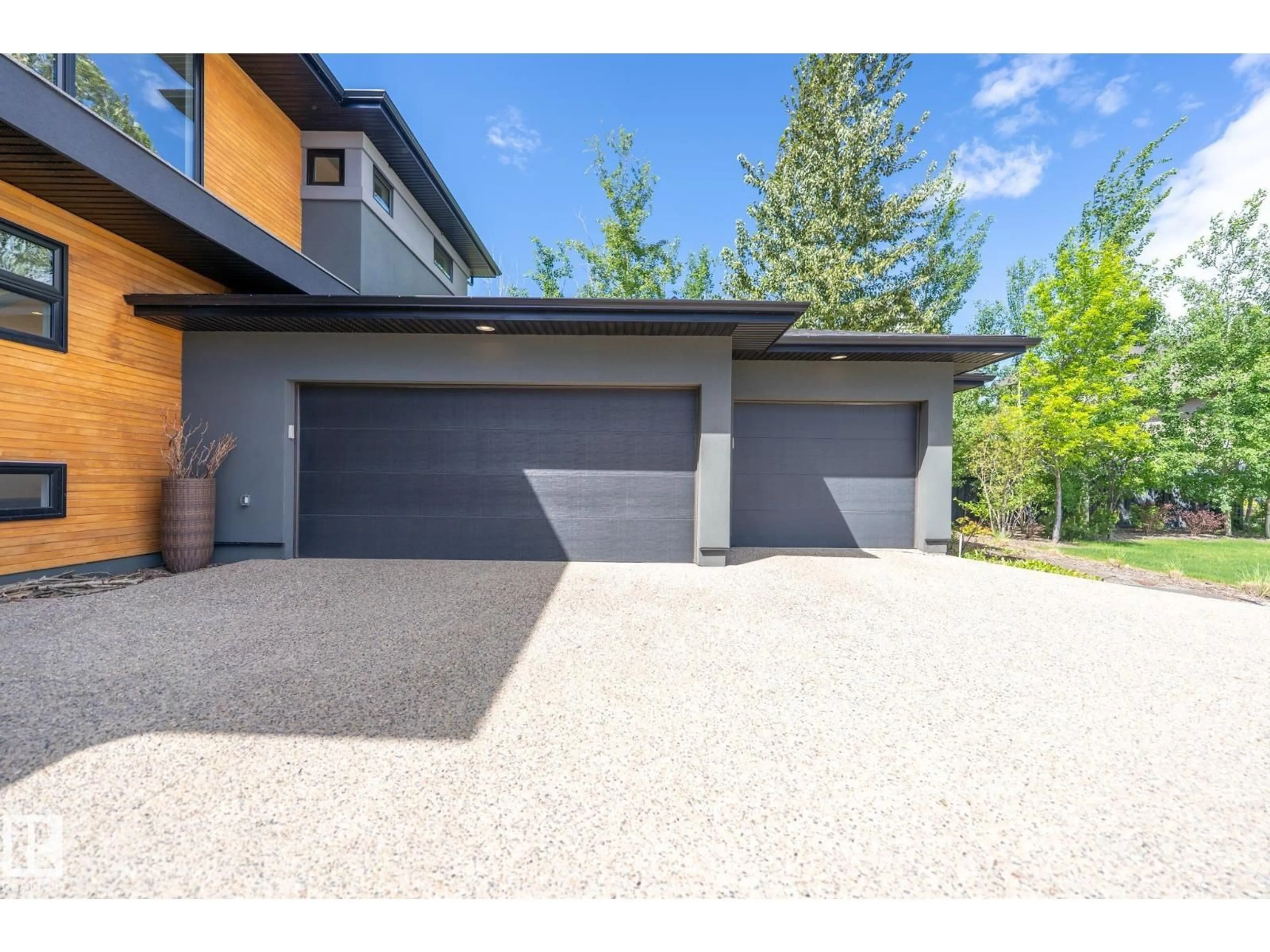 Indoor garage for NW - 7376 MAY CM, Edmonton Alberta T6R0V3