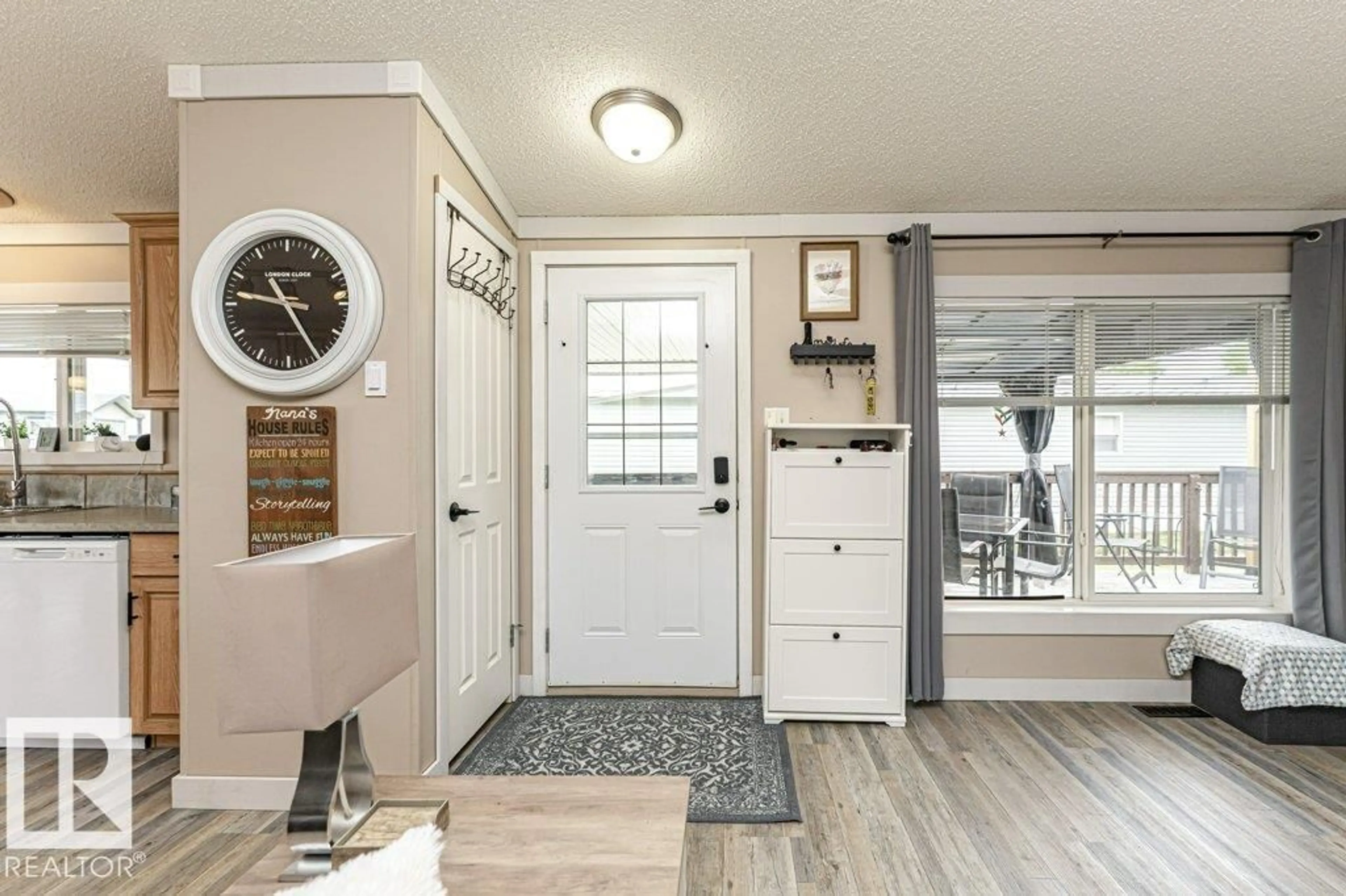 Indoor entryway for 233 OAK WOOD DRIVE, Edmonton Alberta T6P0A4