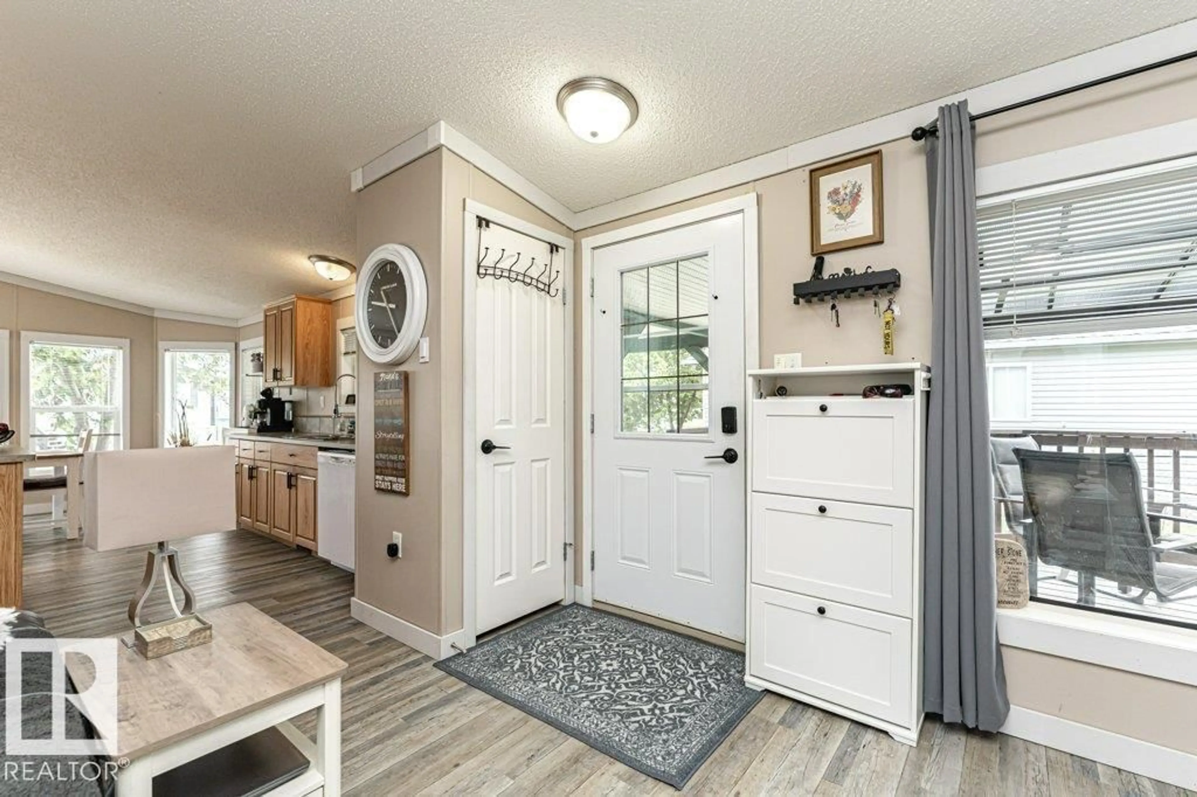 Indoor entryway for 233 OAK WOOD DRIVE, Edmonton Alberta T6P0A4