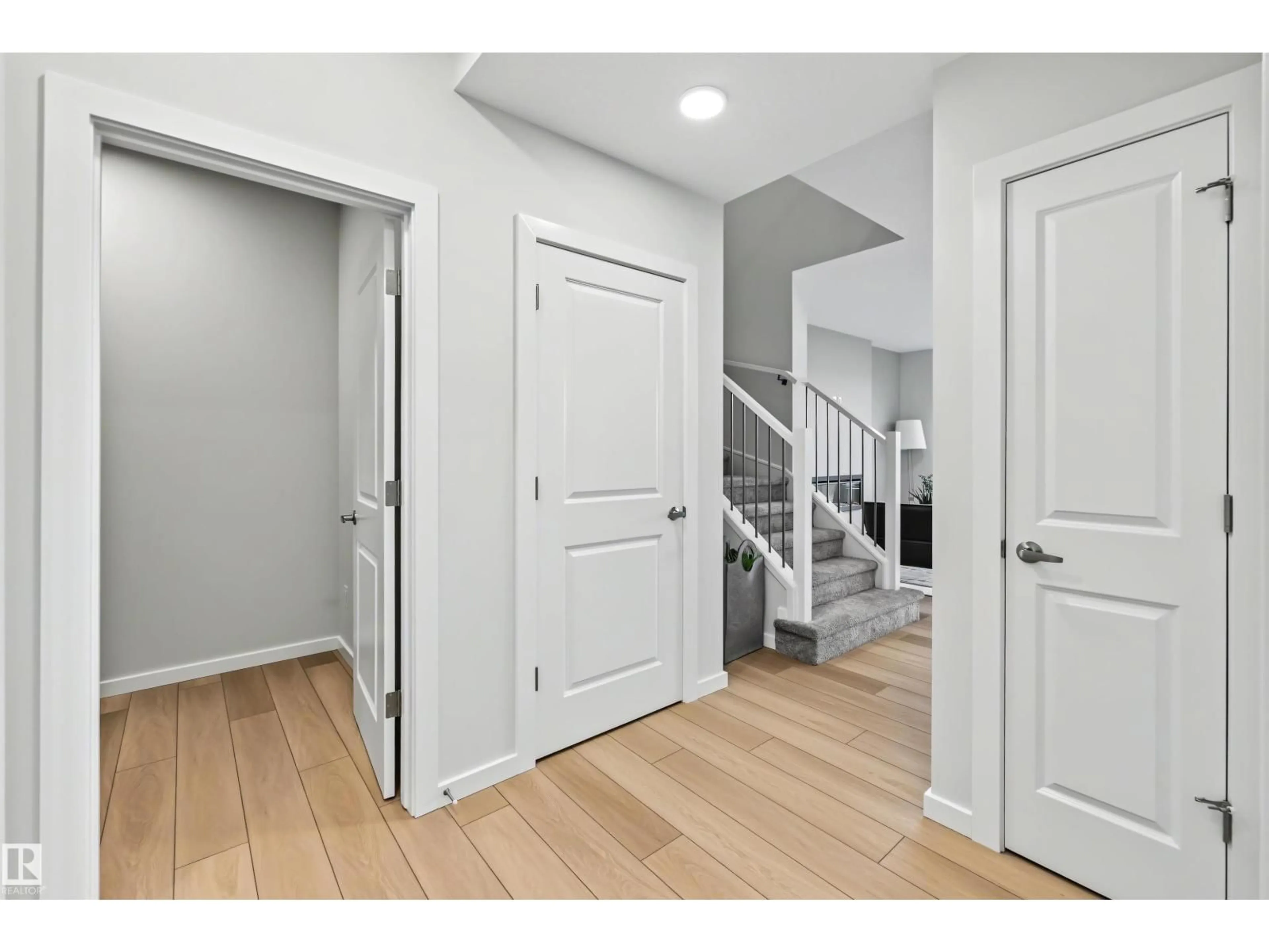 Indoor entryway for 19631 30 AVENUE AVENUE, Edmonton Alberta T6M3L9