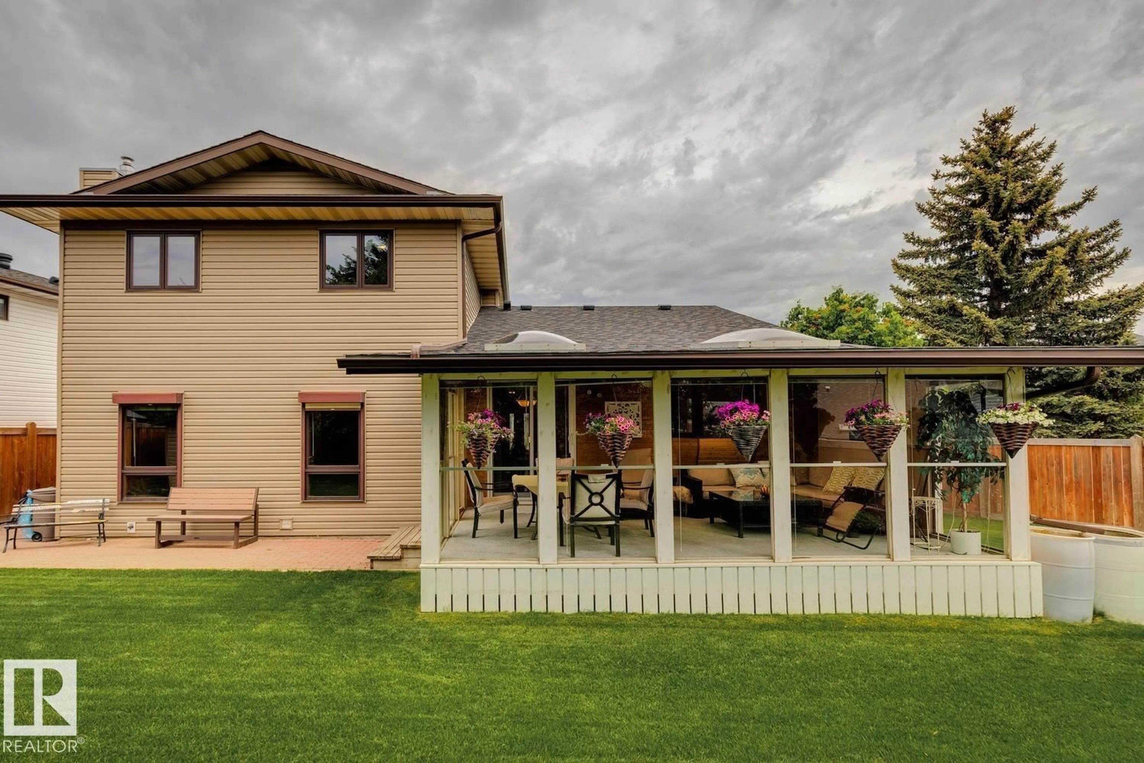 Home with vinyl exterior material, unknown for 15804 80 ST, Edmonton Alberta T5Z2V2