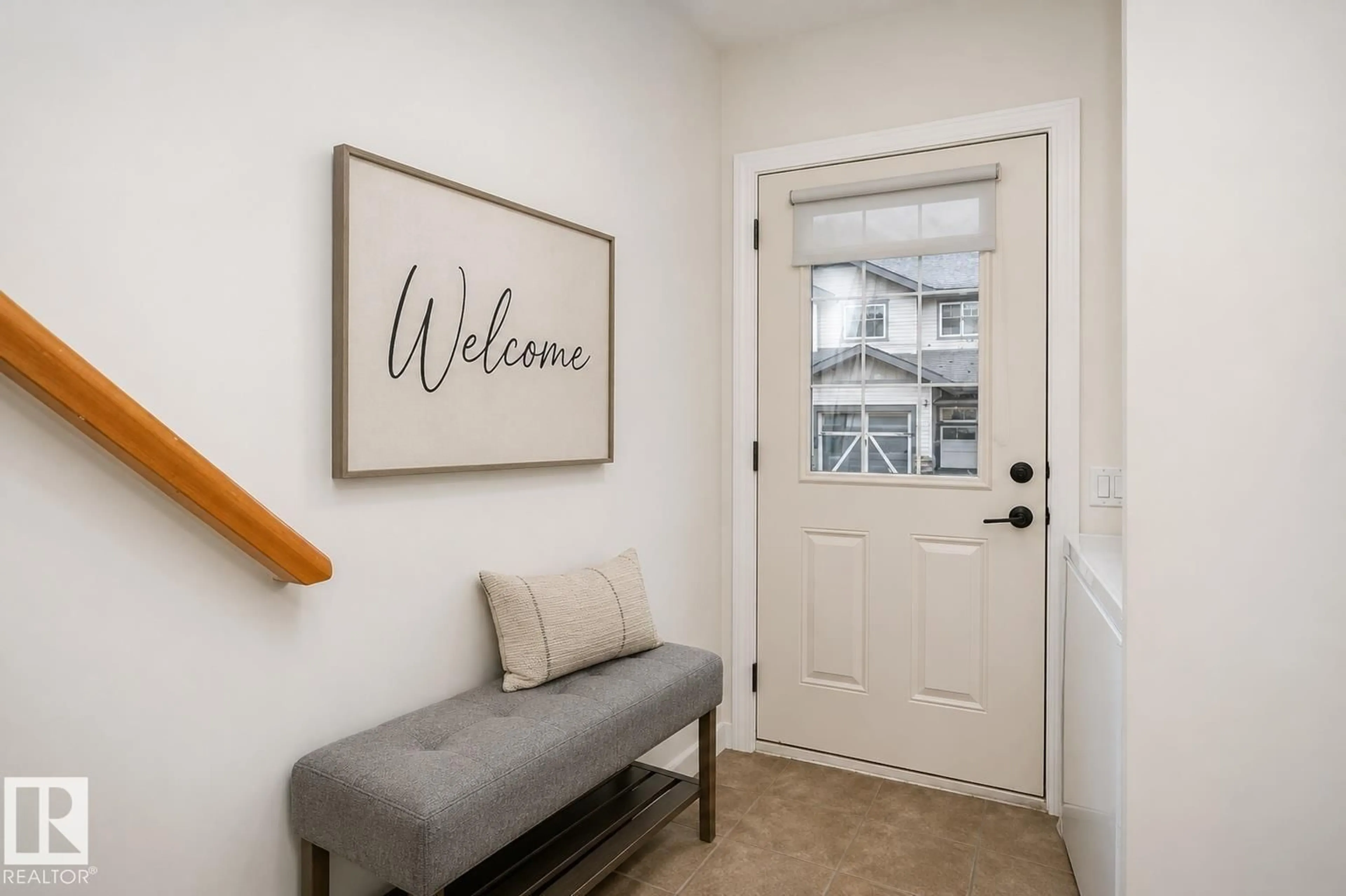 Indoor entryway for 19 - 2565 HANNA CR, Edmonton Alberta T6R0M4