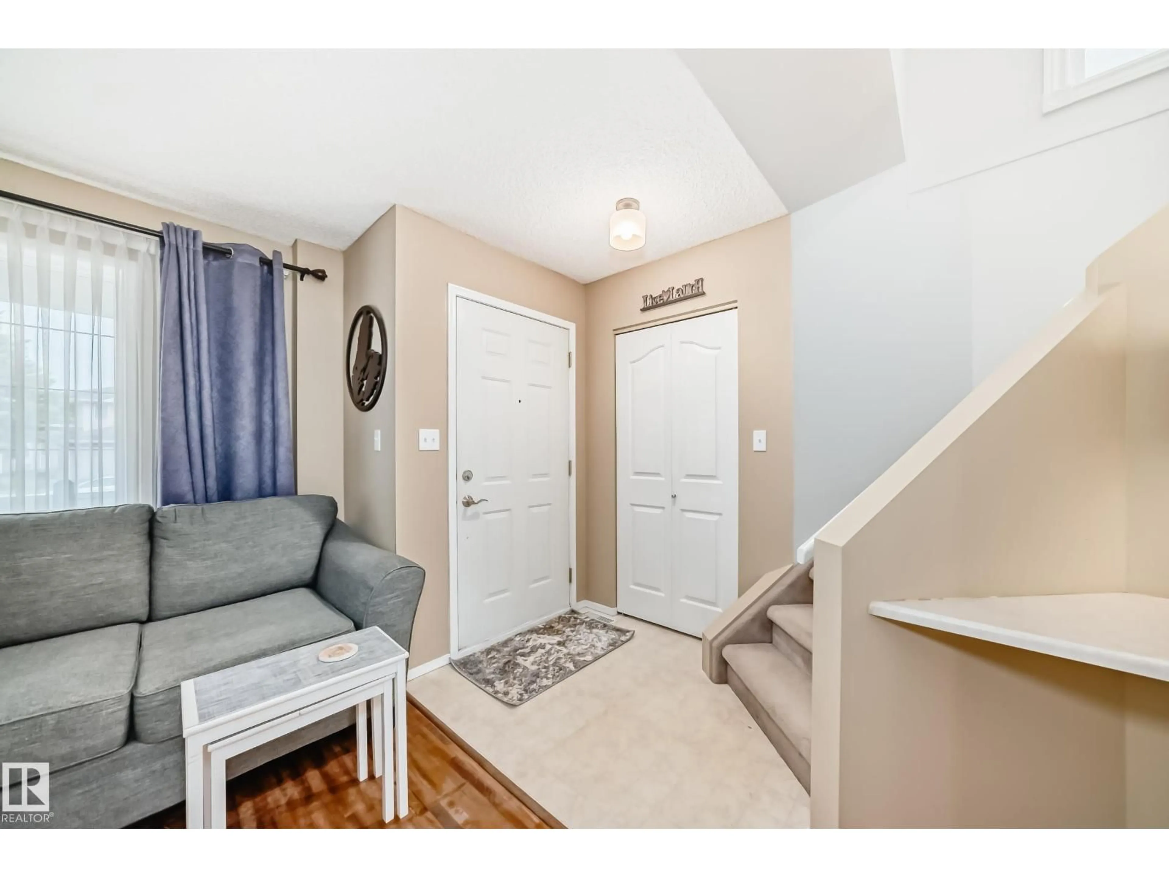 Indoor entryway for 11831 9 AV, Edmonton Alberta T6J7A1