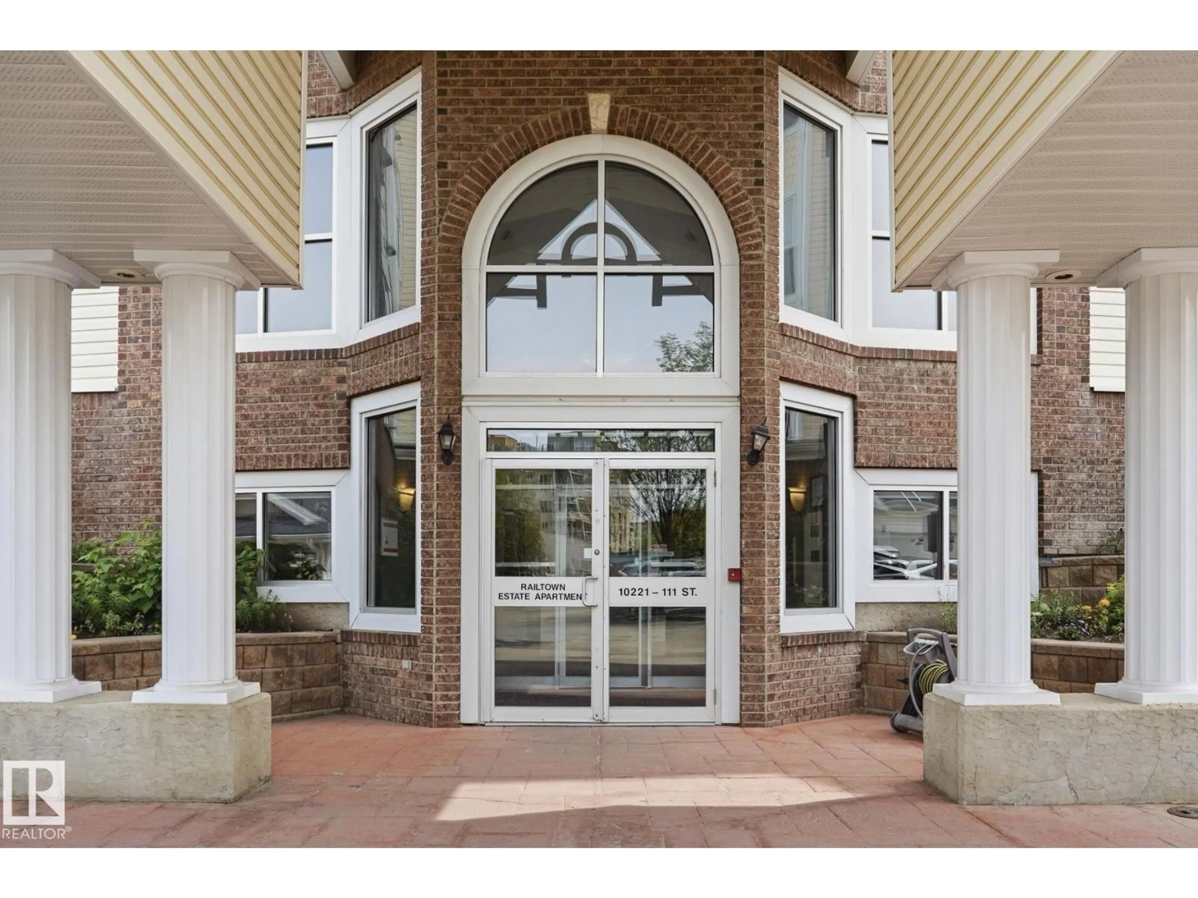 Indoor foyer for 201 - 10221 111 ST NW, Edmonton Alberta T5K2W5