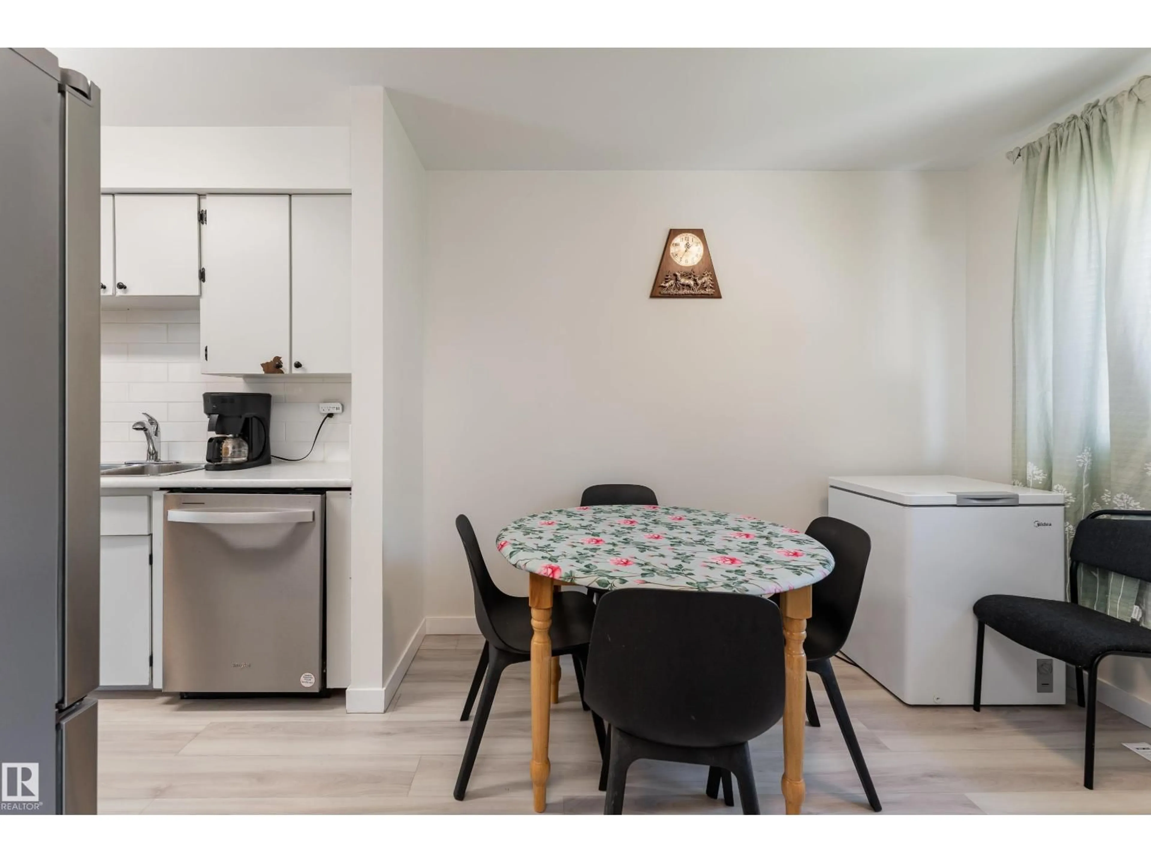 Standard kitchen, unknown for 9 ROYAL RD, Edmonton Alberta T6J2E7
