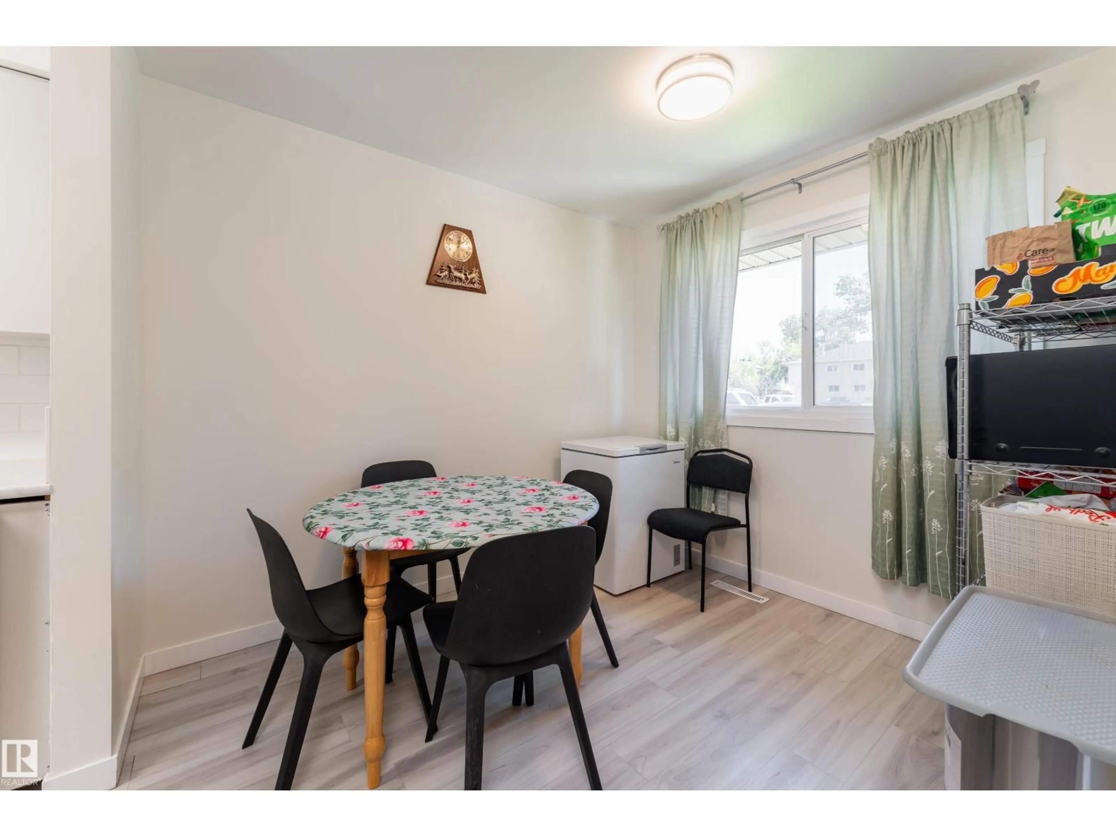 Dining room, wood/laminate floor for 9 ROYAL RD, Edmonton Alberta T6J2E7