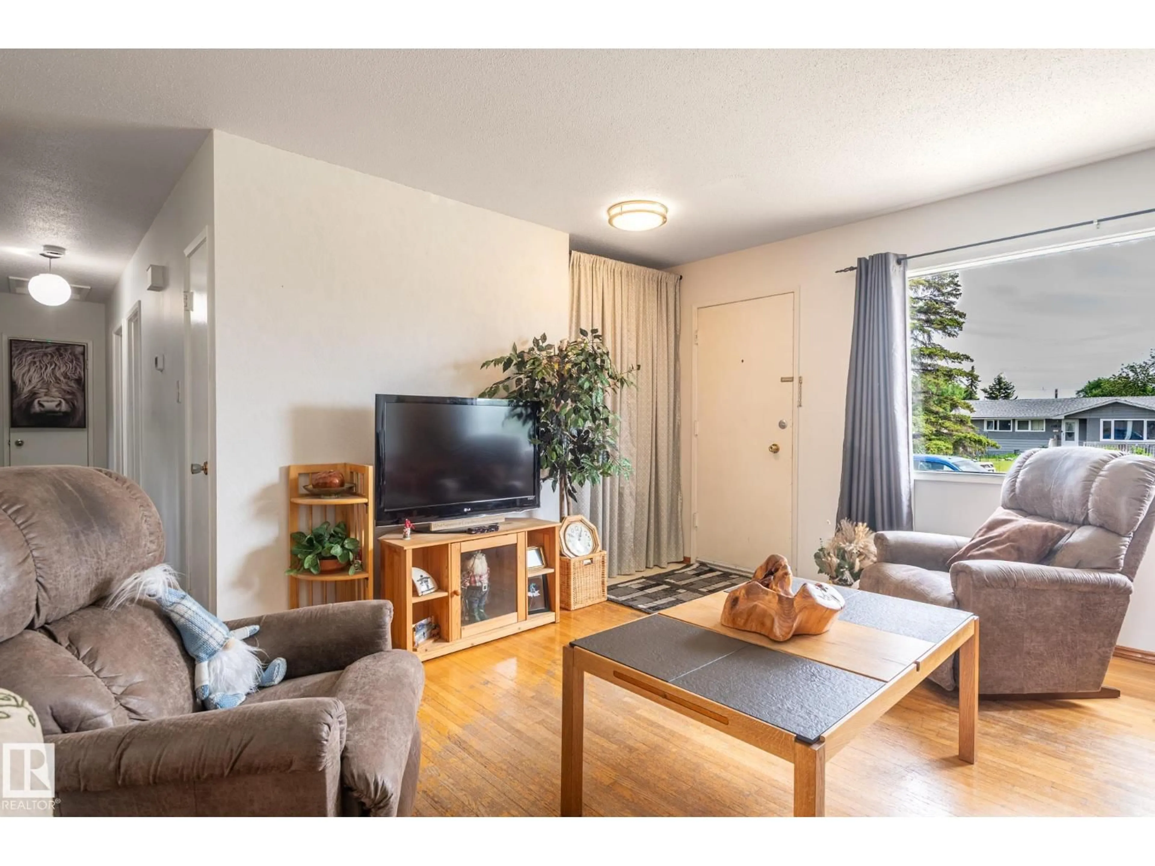 Living room with furniture, wood/laminate floor for NW - 13816 62 ST, Edmonton Alberta T5A1P7