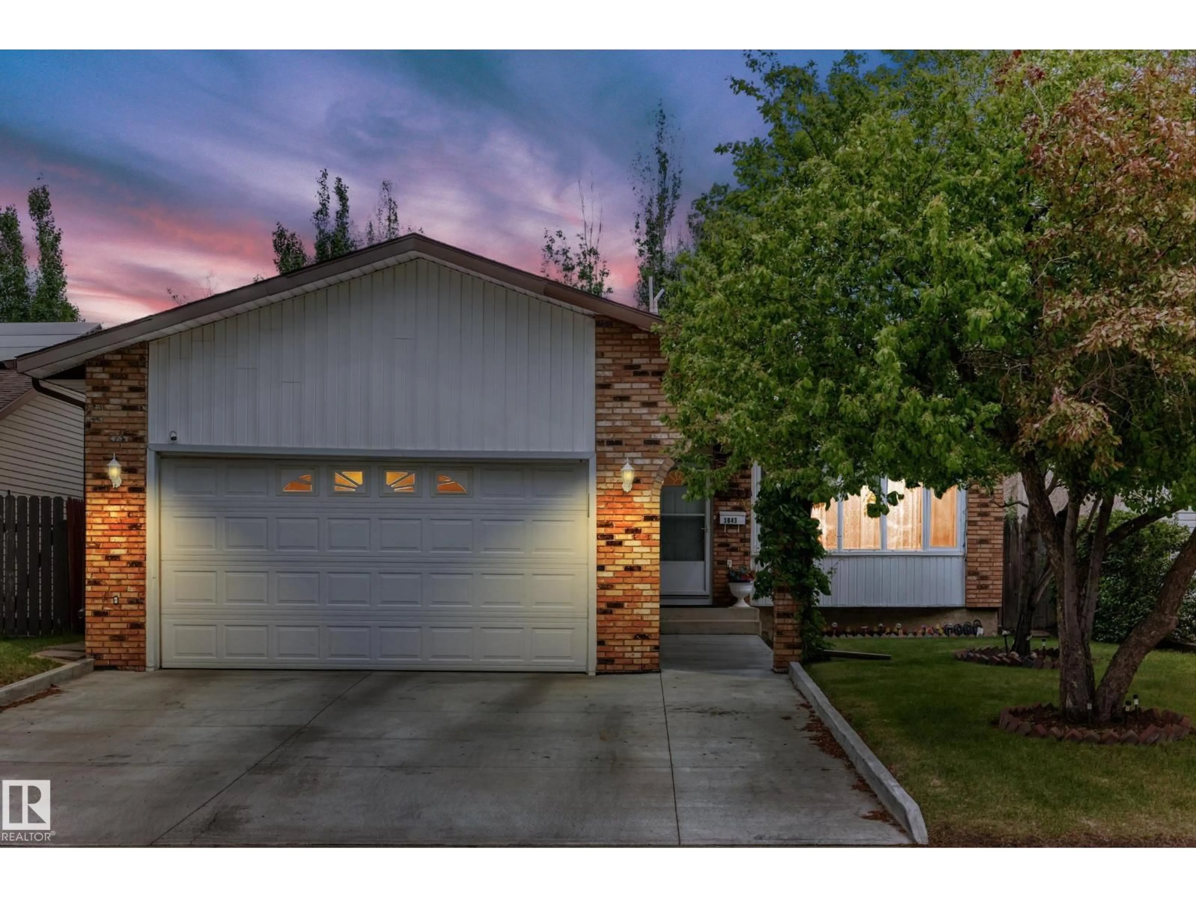 Indoor garage for 3843 47 ST, Edmonton Alberta T6L5B3