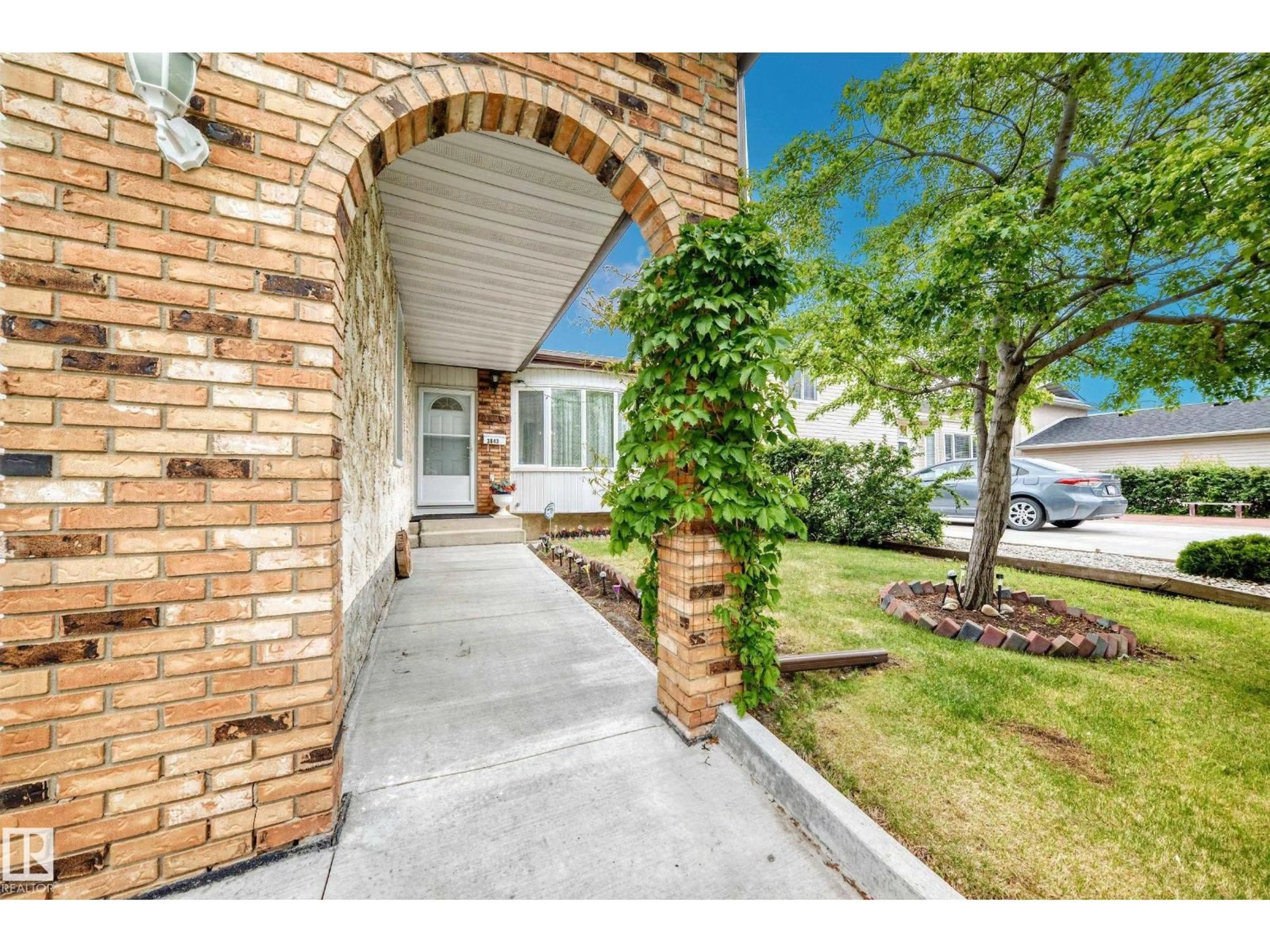 Indoor entryway for 3843 47 ST, Edmonton Alberta T6L5B3