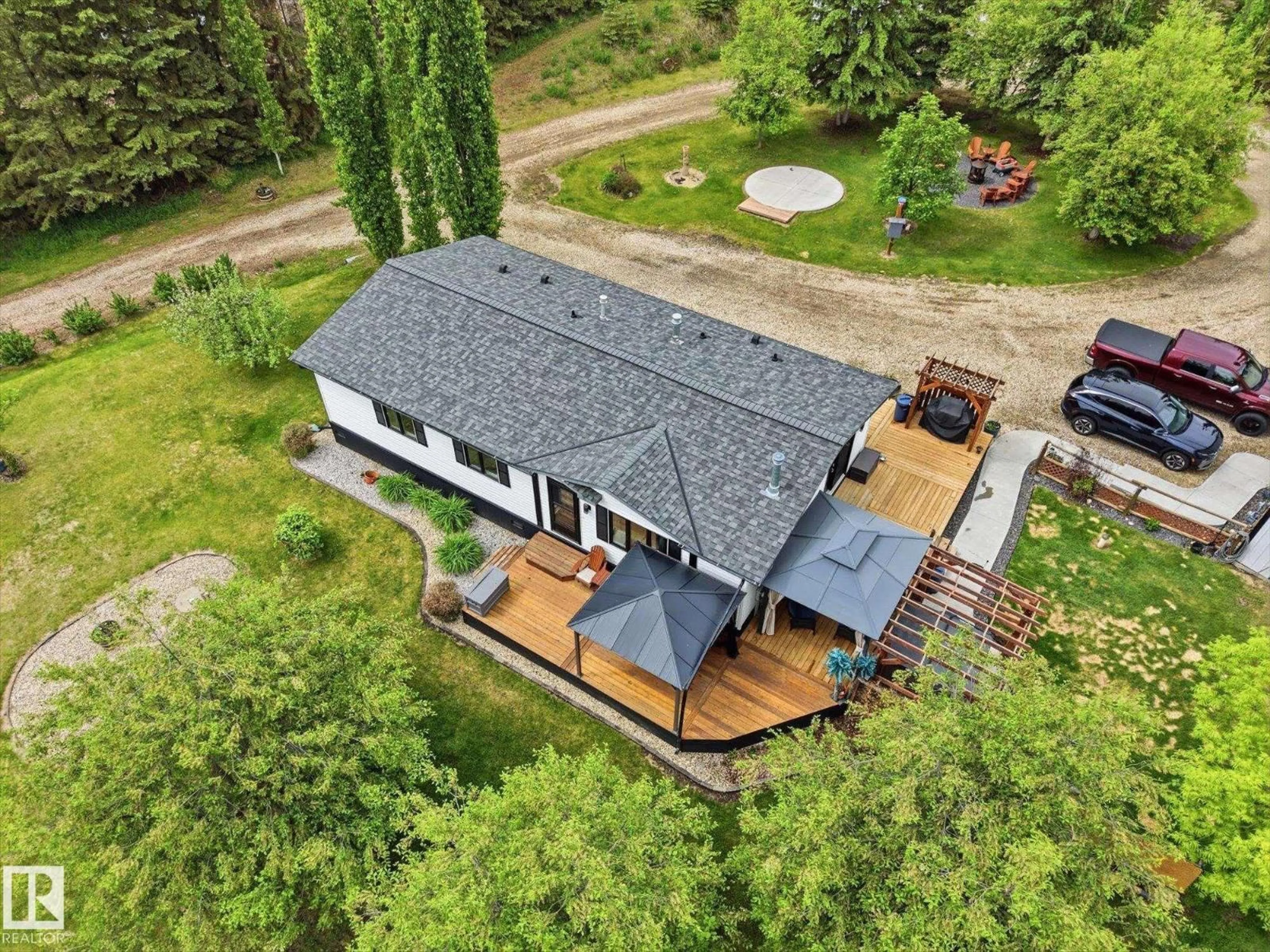 A pic from outside/outdoor area/front of a property/back of a property/a pic from drone, building for 53112 - 44 RANGE ROAD 20, Rural Parkland County Alberta T7Y2G8