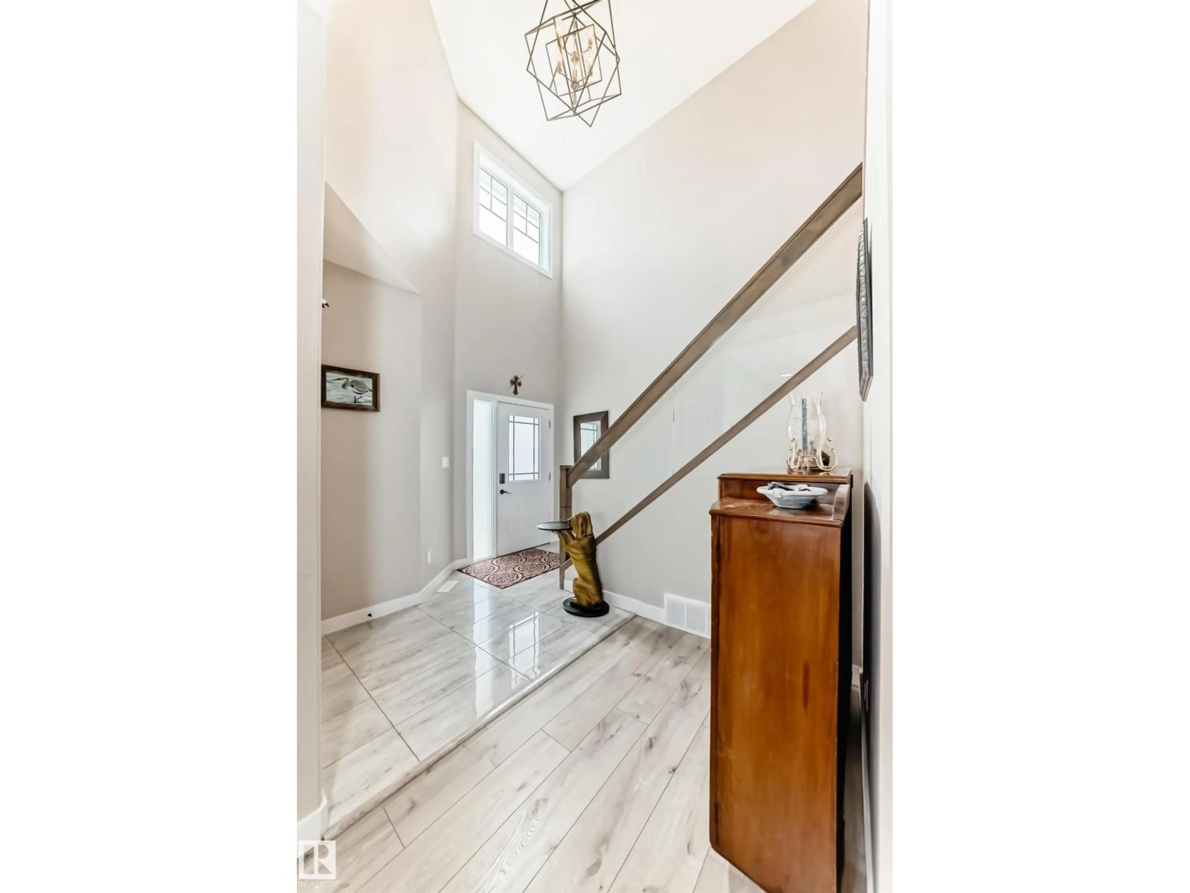 Indoor foyer for 3895 ROBINS CR, Edmonton Alberta T5S0M8