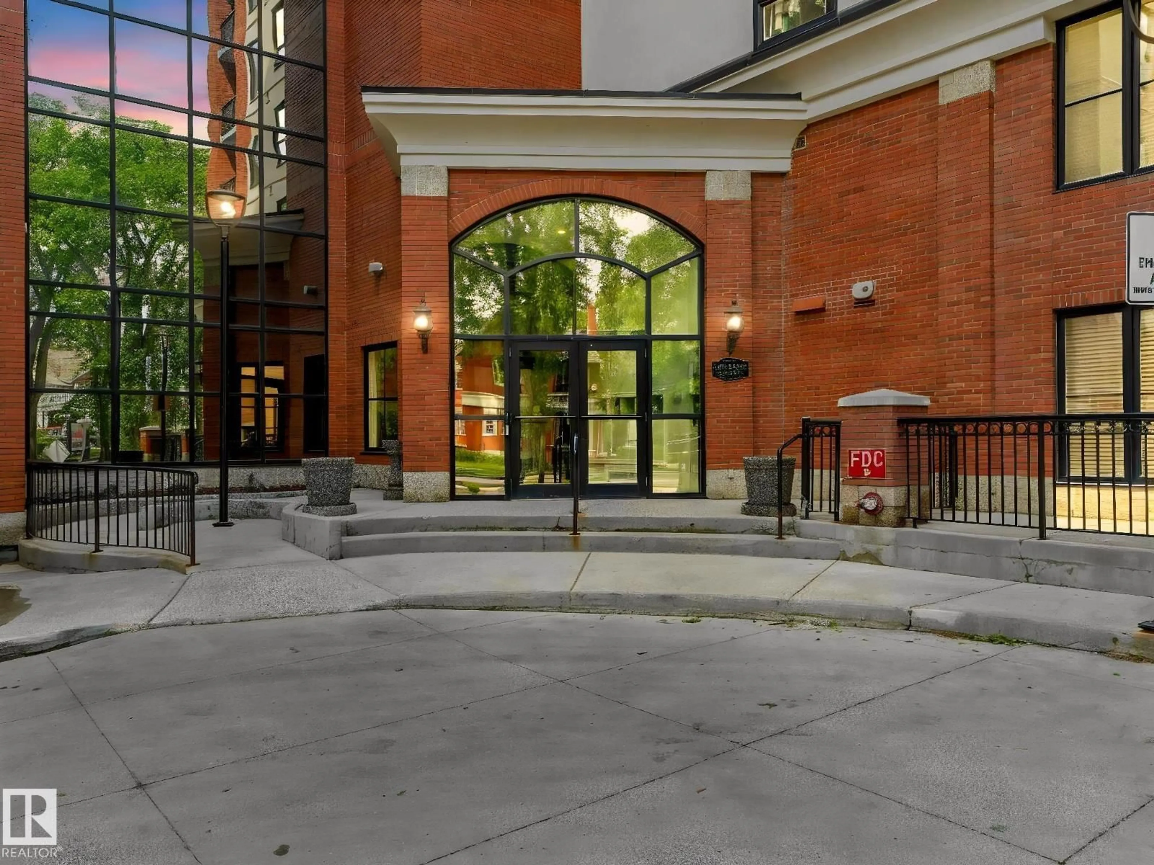 Indoor foyer for #902 - 10108 125 ST, Edmonton Alberta T5N4B6