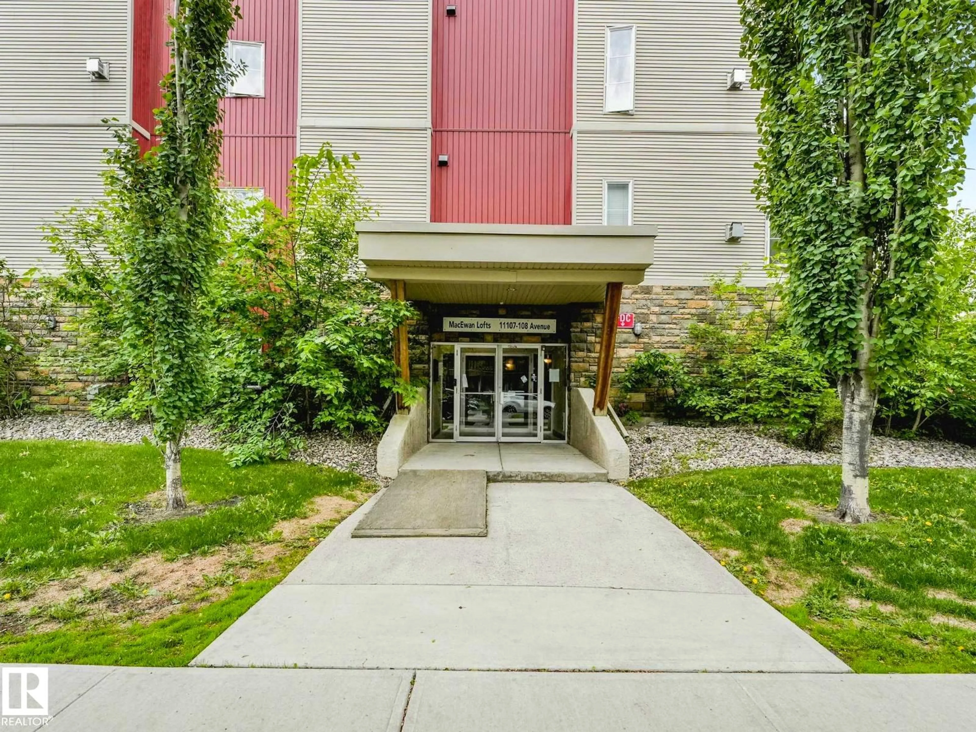 Indoor foyer for #401 - 11107 108 AV NW, Edmonton Alberta T5H4J3