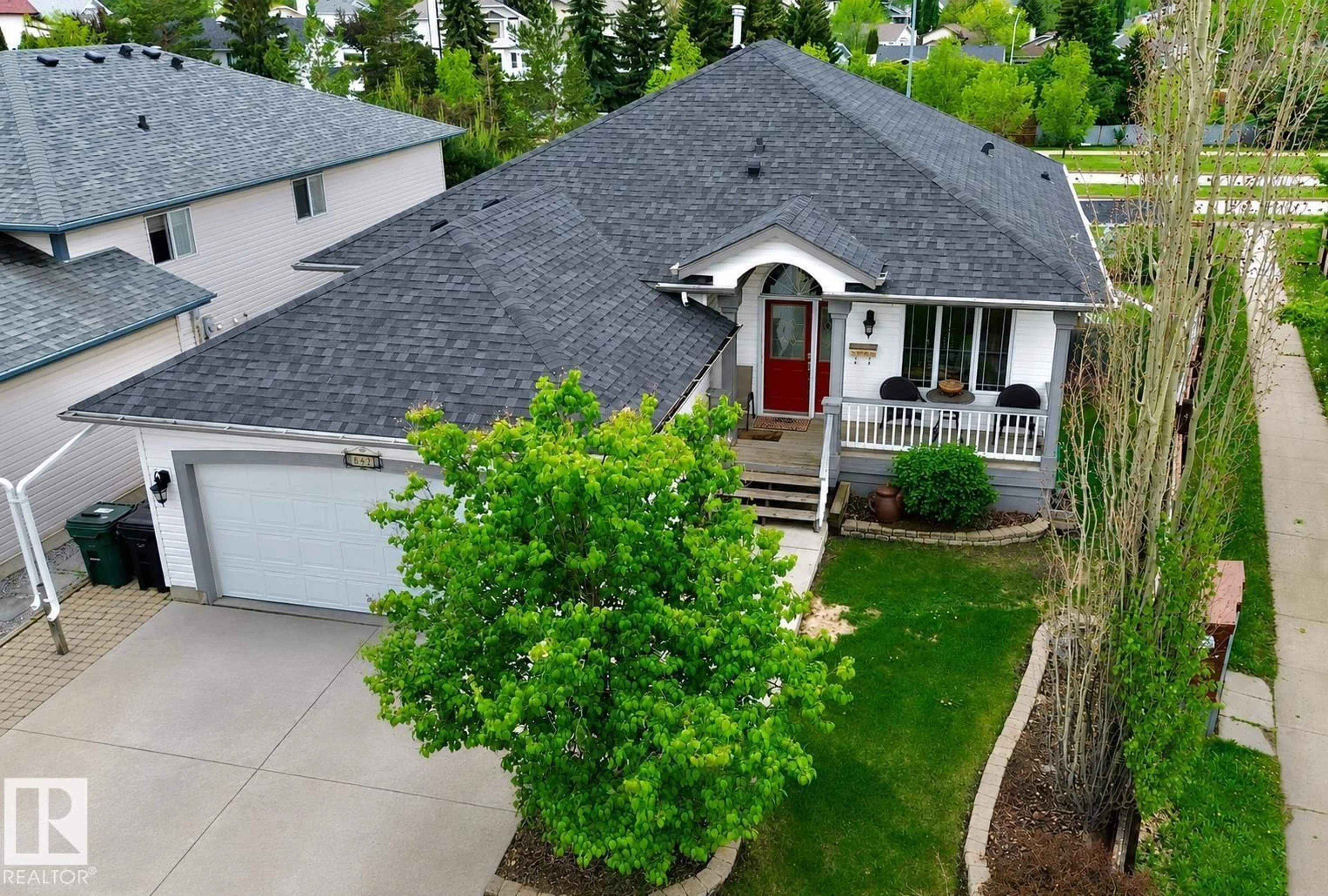 A pic from outside/outdoor area/front of a property/back of a property/a pic from drone, street for 642 MEADOWVIEW CR, Sherwood Park Alberta T8H1Y8