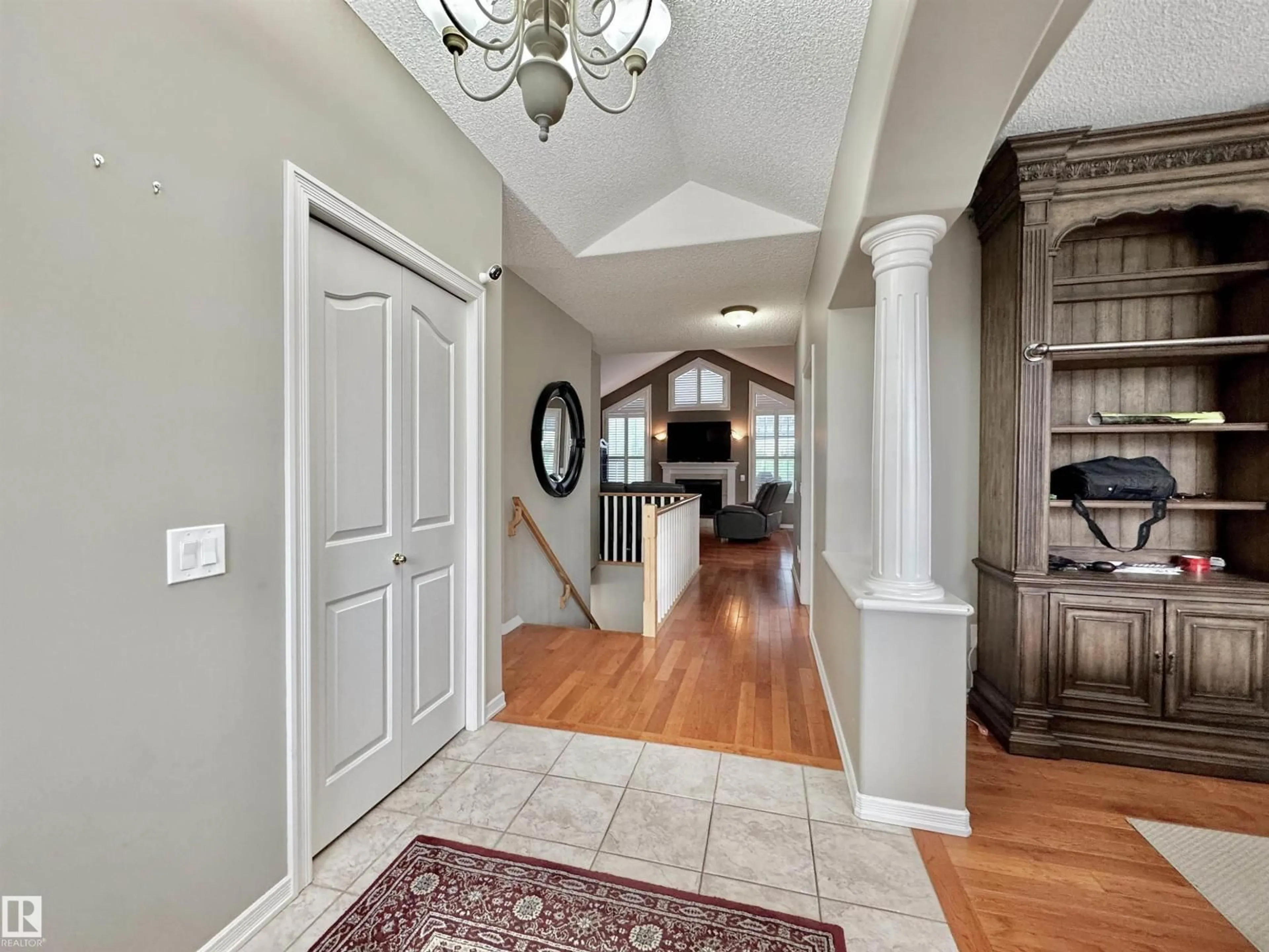 Indoor entryway for 642 MEADOWVIEW CR, Sherwood Park Alberta T8H1Y8