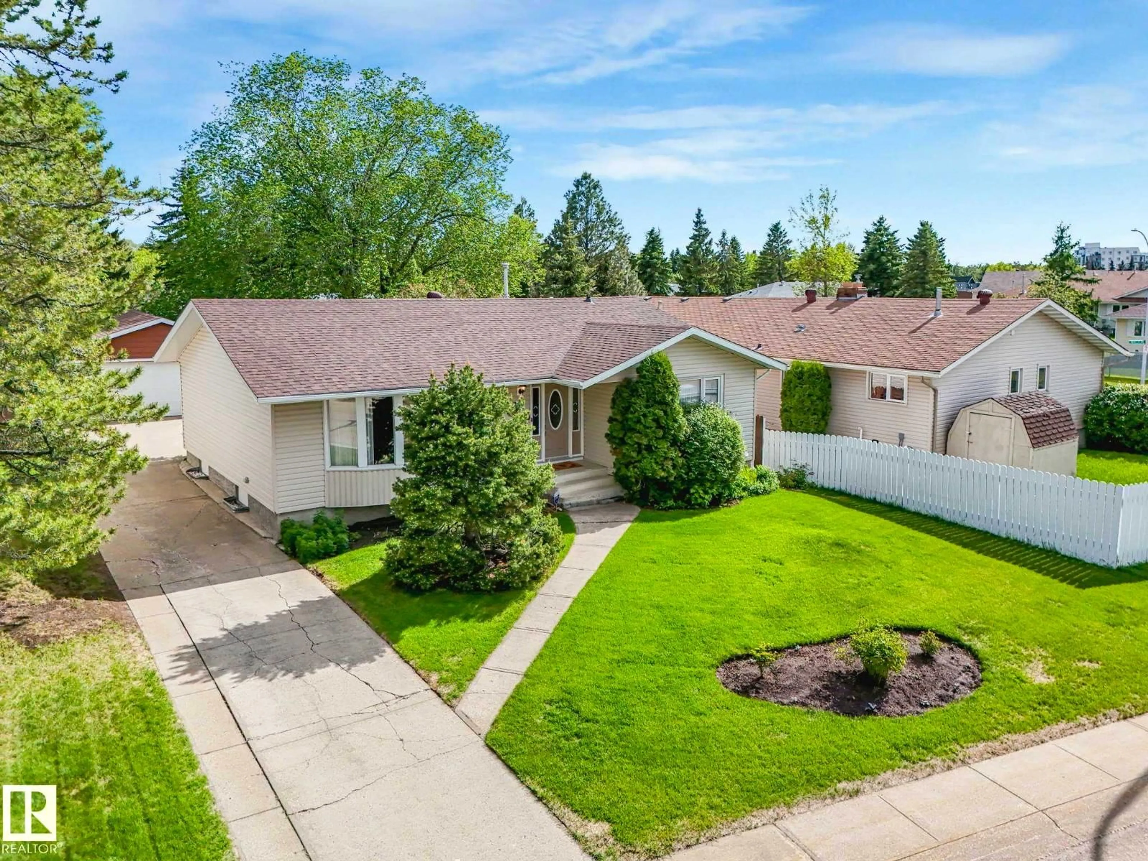 A pic from outside/outdoor area/front of a property/back of a property/a pic from drone, street for 3 GALVESTON AV, Sherwood Park Alberta T8A2N7