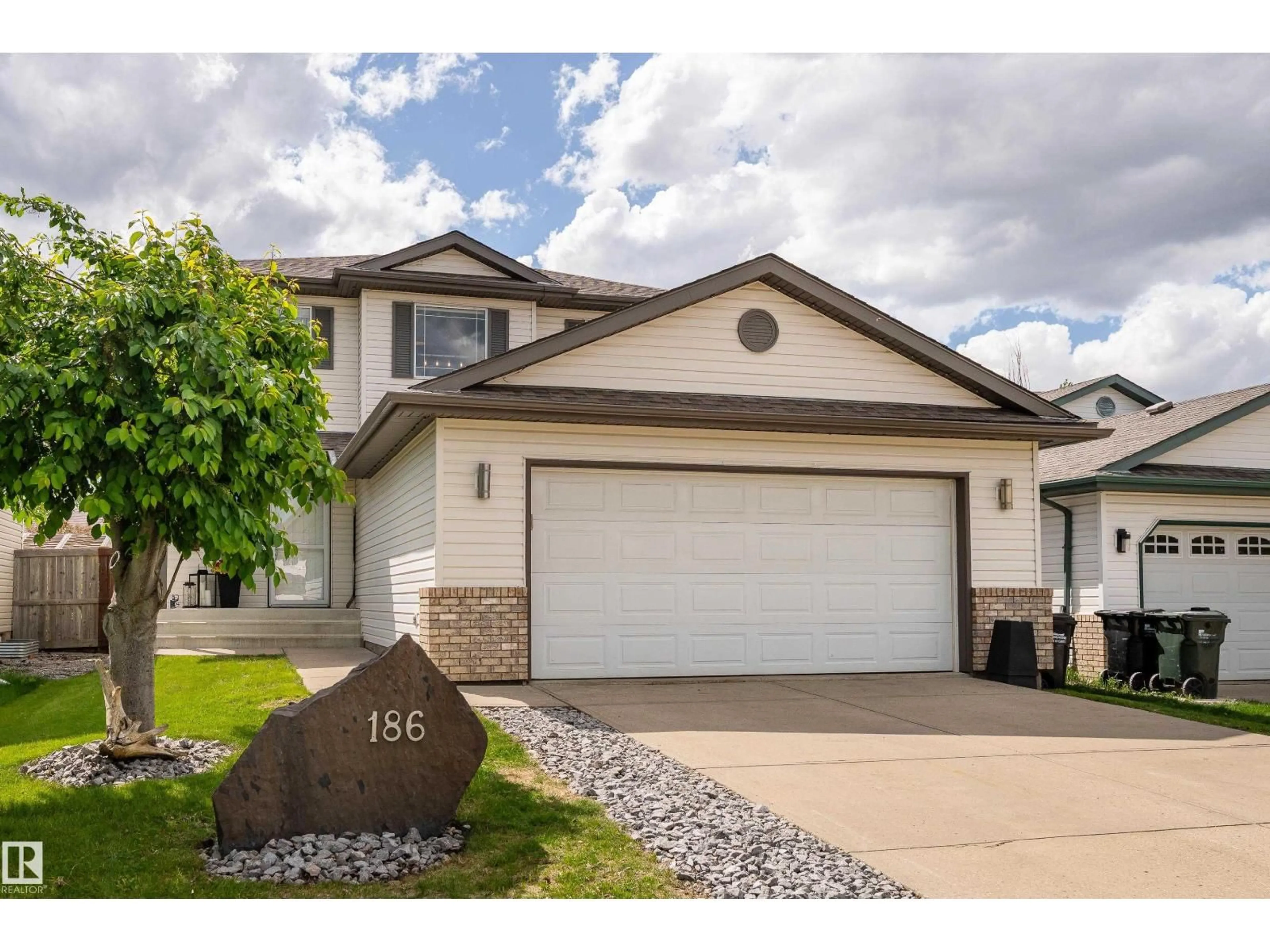 Home with vinyl exterior material, street for 186 FOXBORO LD, Sherwood Park Alberta T8A6C7