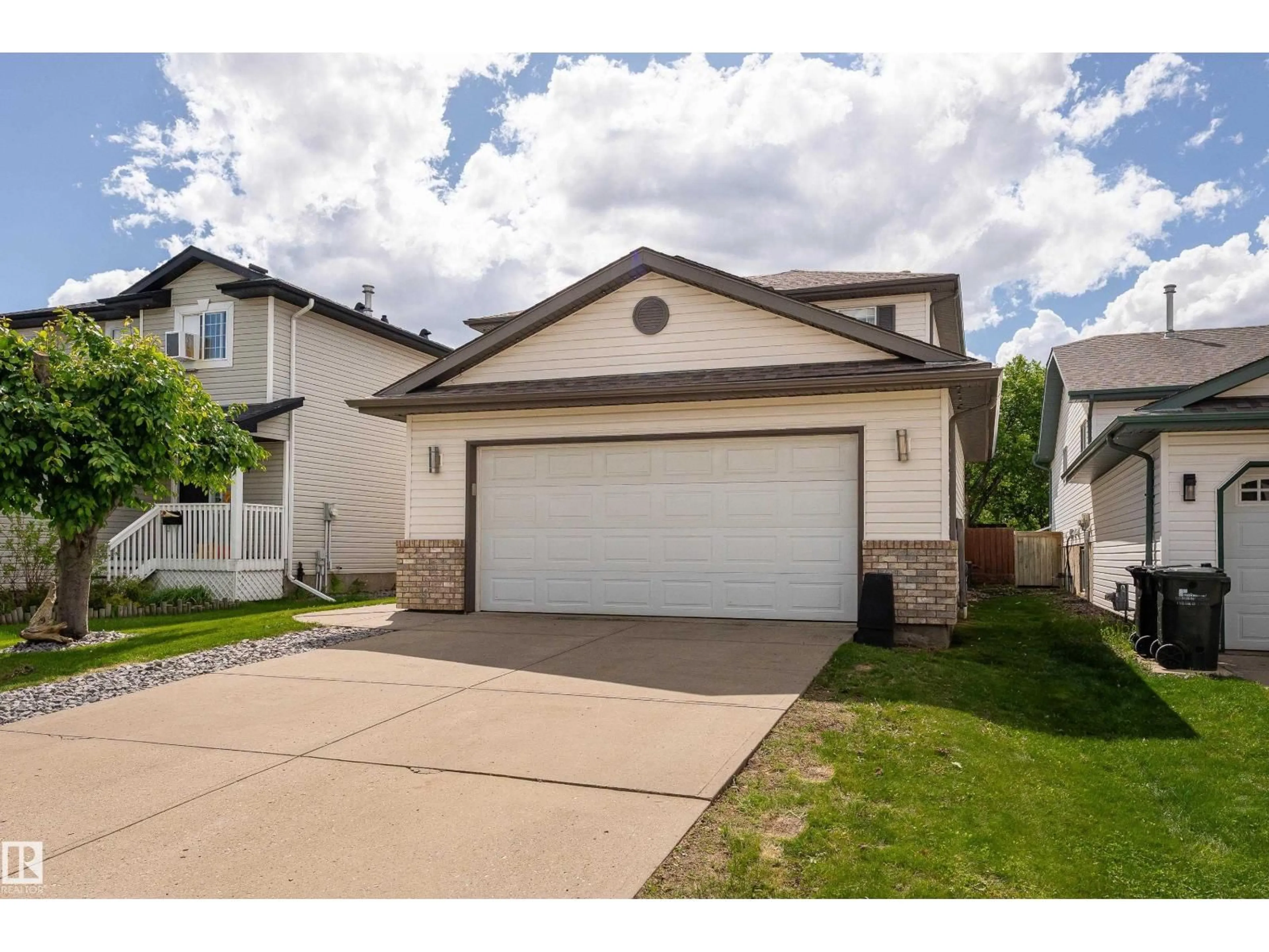 Home with vinyl exterior material, street for 186 FOXBORO LD, Sherwood Park Alberta T8A6C7