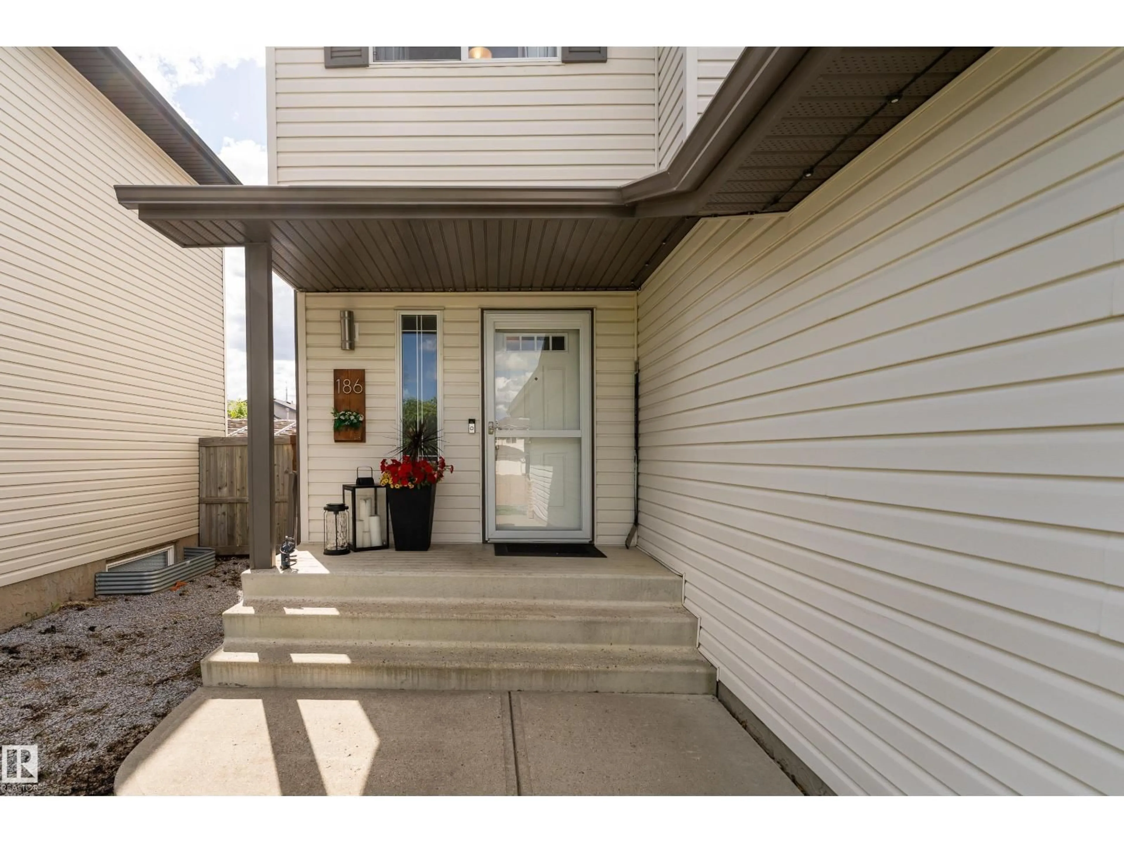 Indoor entryway for 186 FOXBORO LD, Sherwood Park Alberta T8A6C7