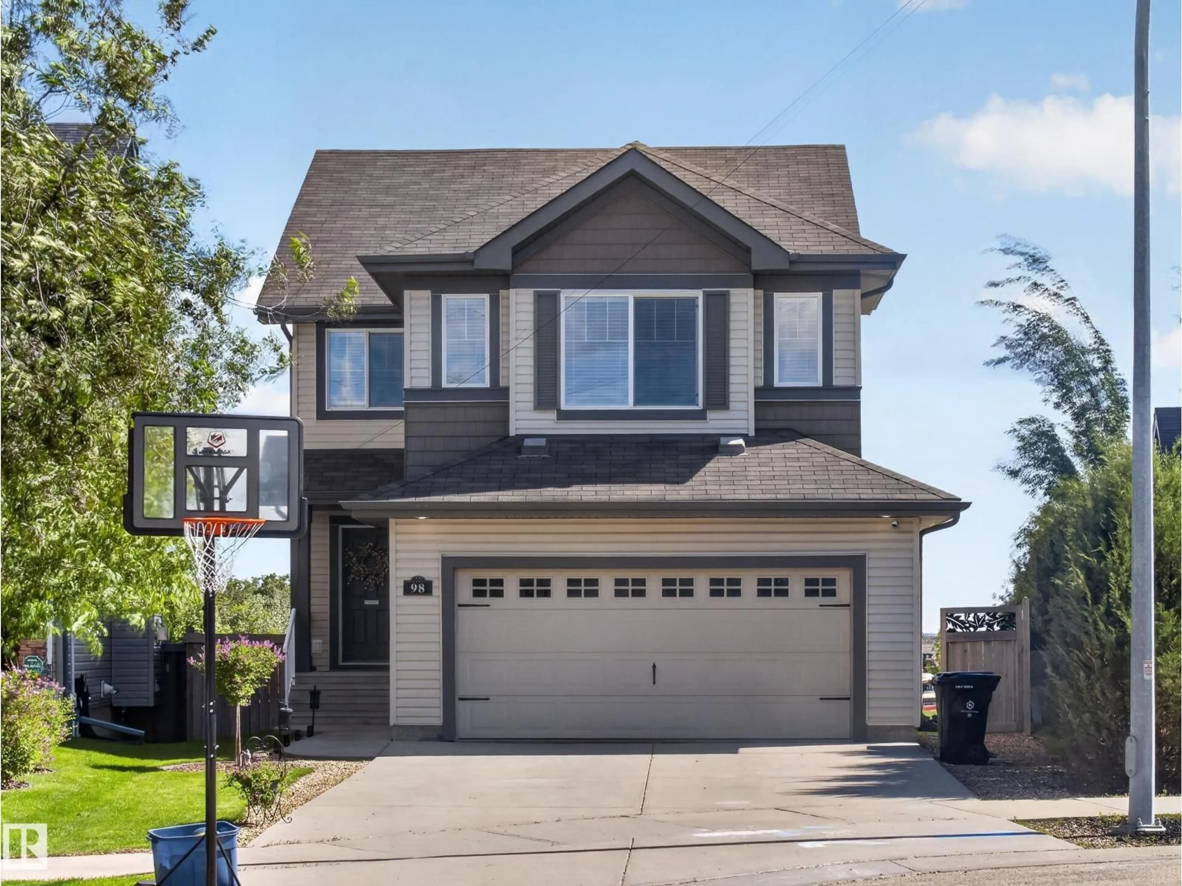 Home with vinyl exterior material, street for 98 WELLINGTON PL, Fort Saskatchewan Alberta T8L0G3