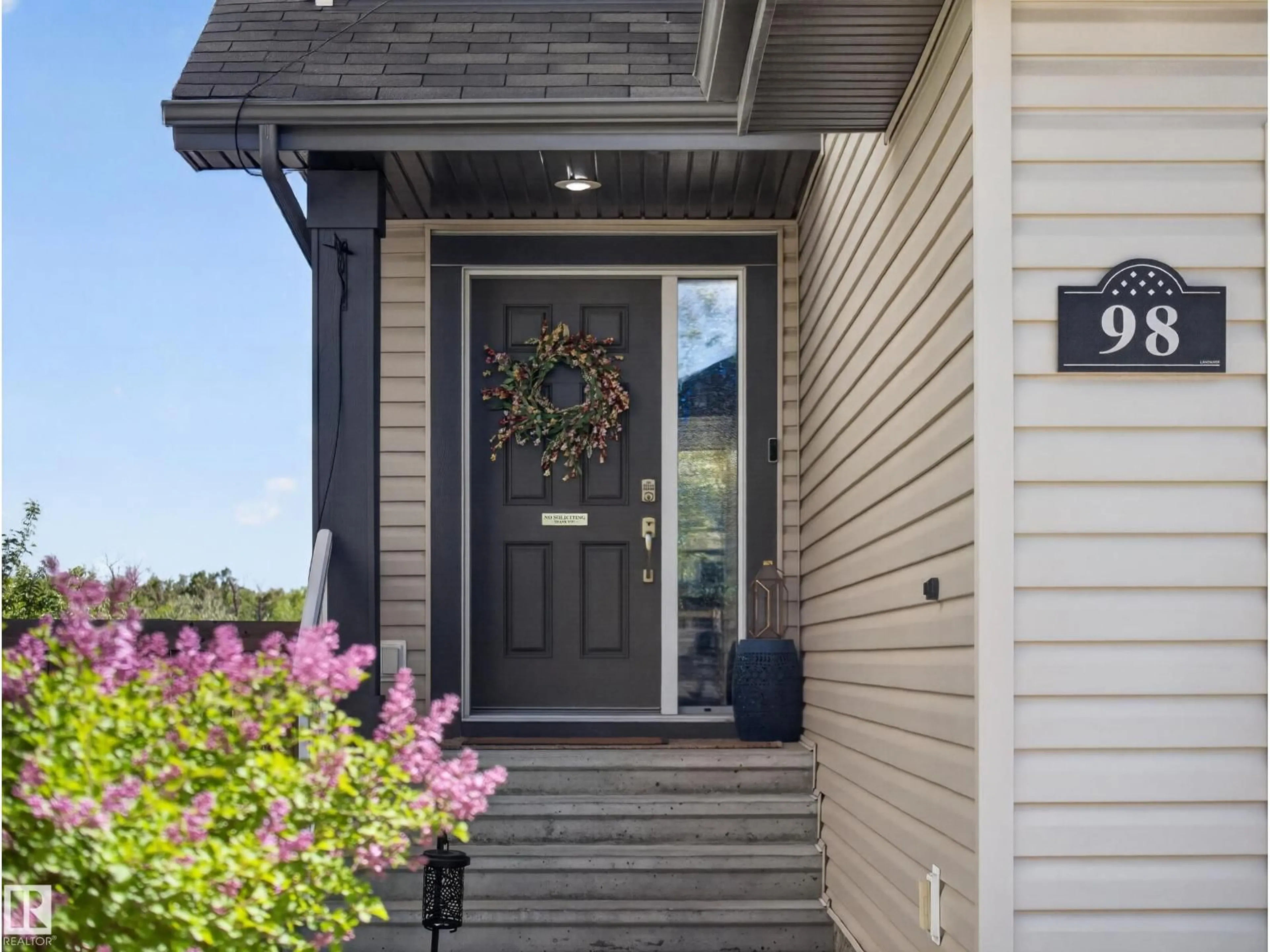 Indoor entryway for 98 WELLINGTON PL, Fort Saskatchewan Alberta T8L0G3