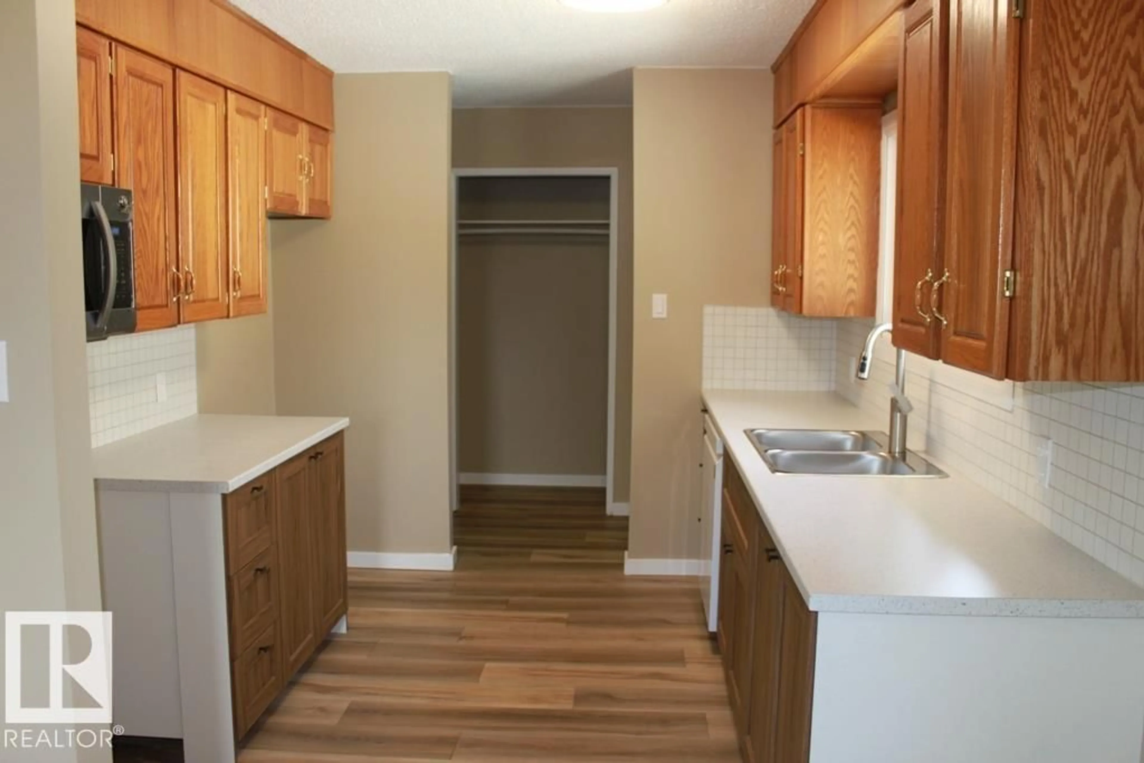 Standard kitchen, unknown for 5211 53 AV, Tofield Alberta T0B4J0