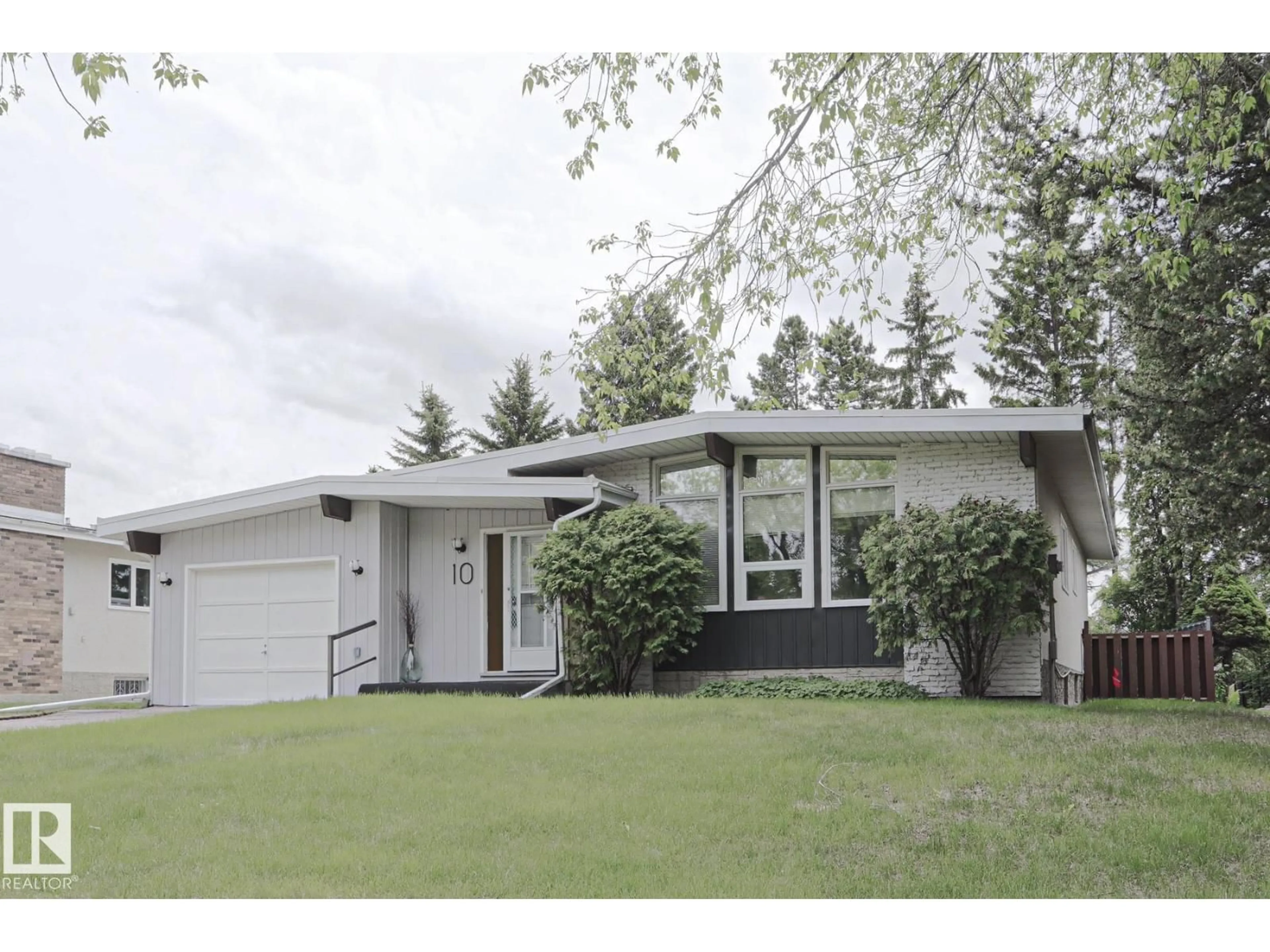 Home with vinyl exterior material, street for 10 MURRAY CR, St. Albert Alberta T8N2E6