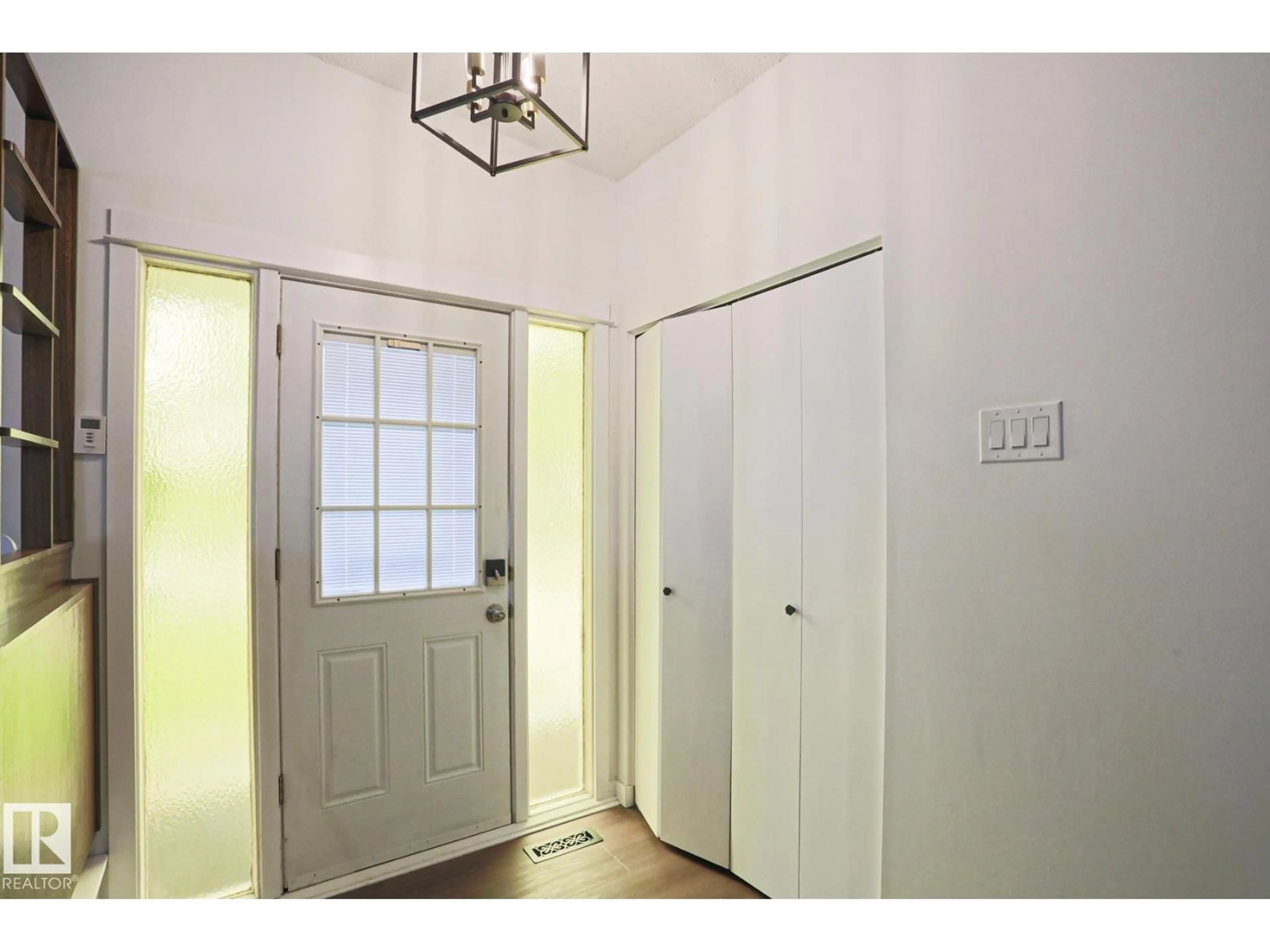 Indoor entryway for 10 MURRAY CR, St. Albert Alberta T8N2E6