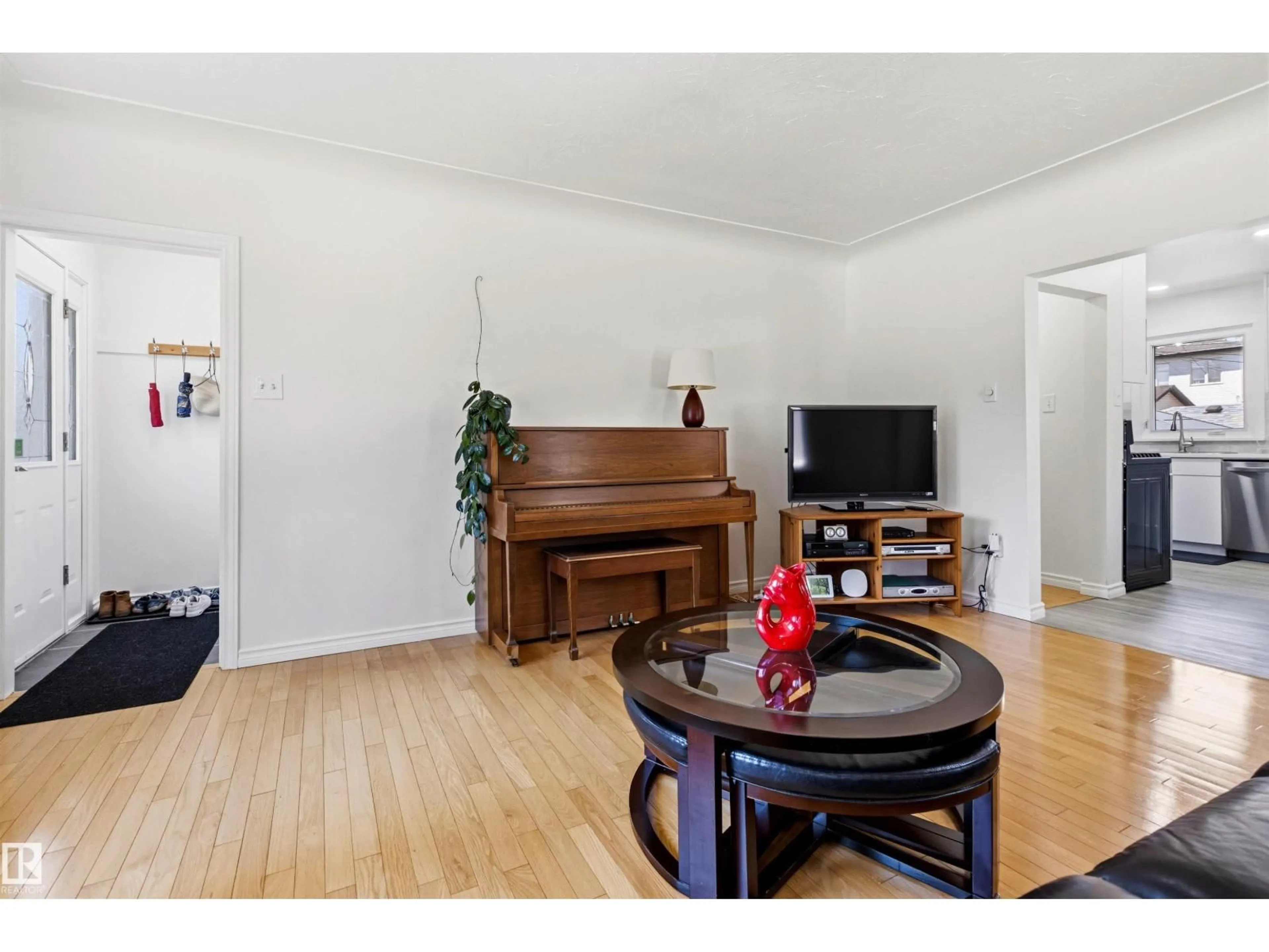 Living room with furniture, wood/laminate floor for 8708 89 AV, Edmonton Alberta T6C1N7