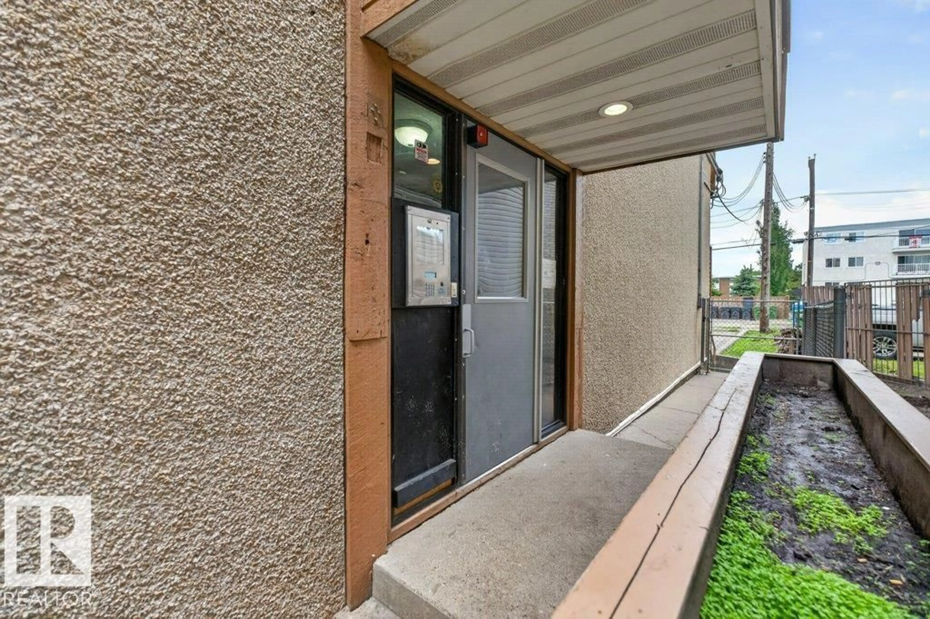 Indoor entryway for #103 - 10620 104 ST NW, Edmonton Alberta T5H2W2