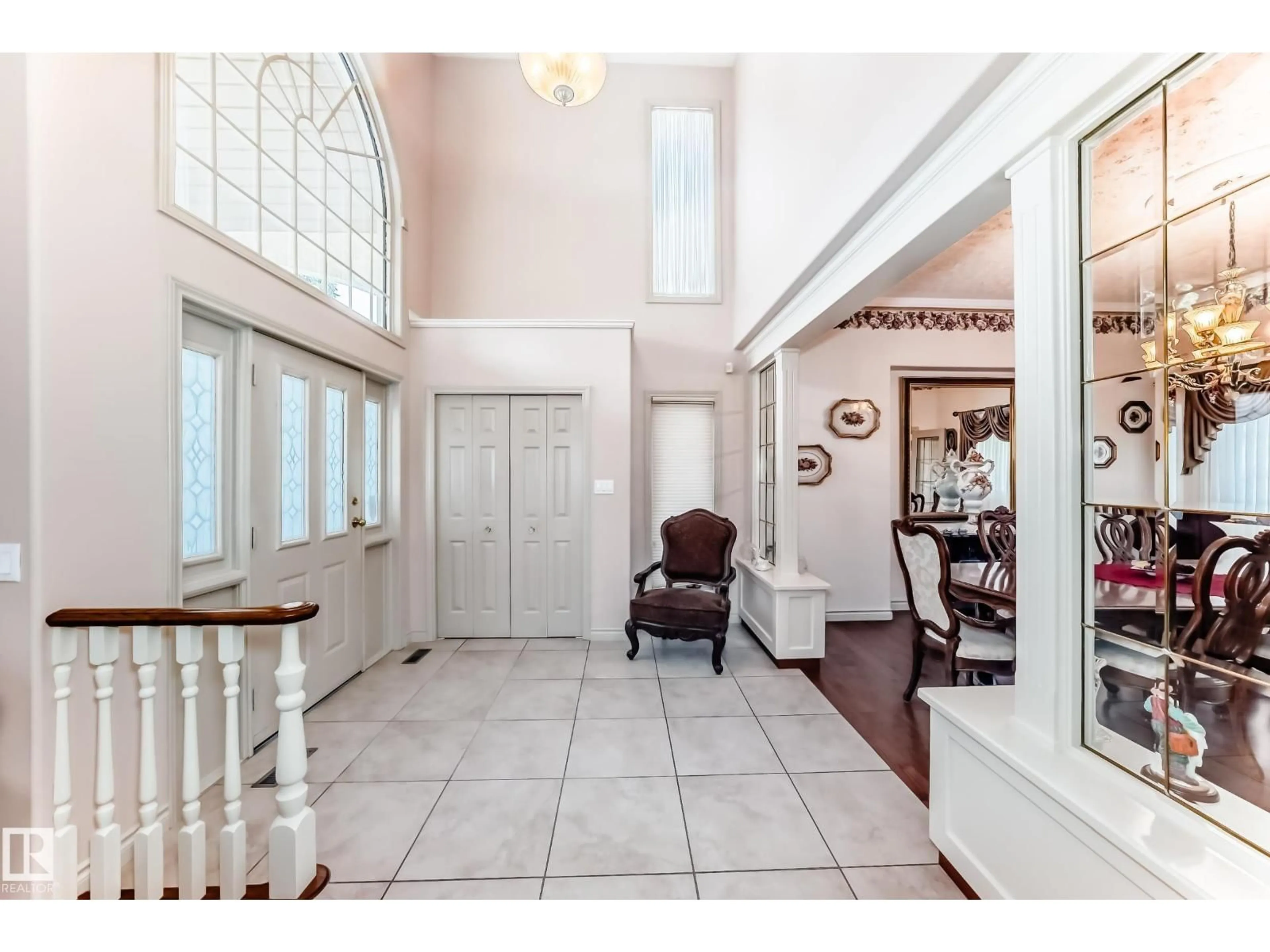 Indoor foyer for 17416 53 AV, Edmonton Alberta T6M1C4