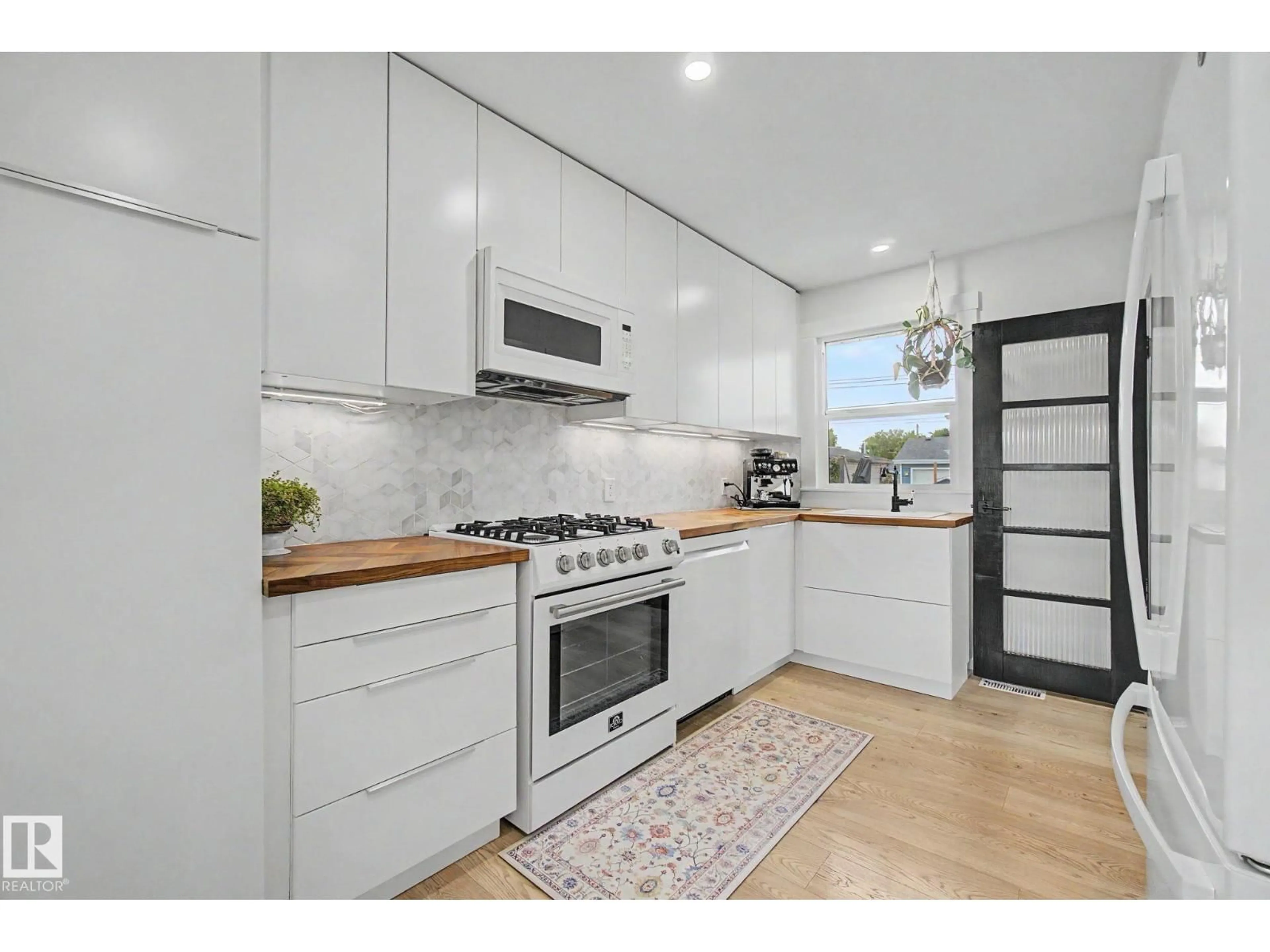 Open concept kitchen, unknown for 15771 106A AV, Edmonton Alberta T2P0X2