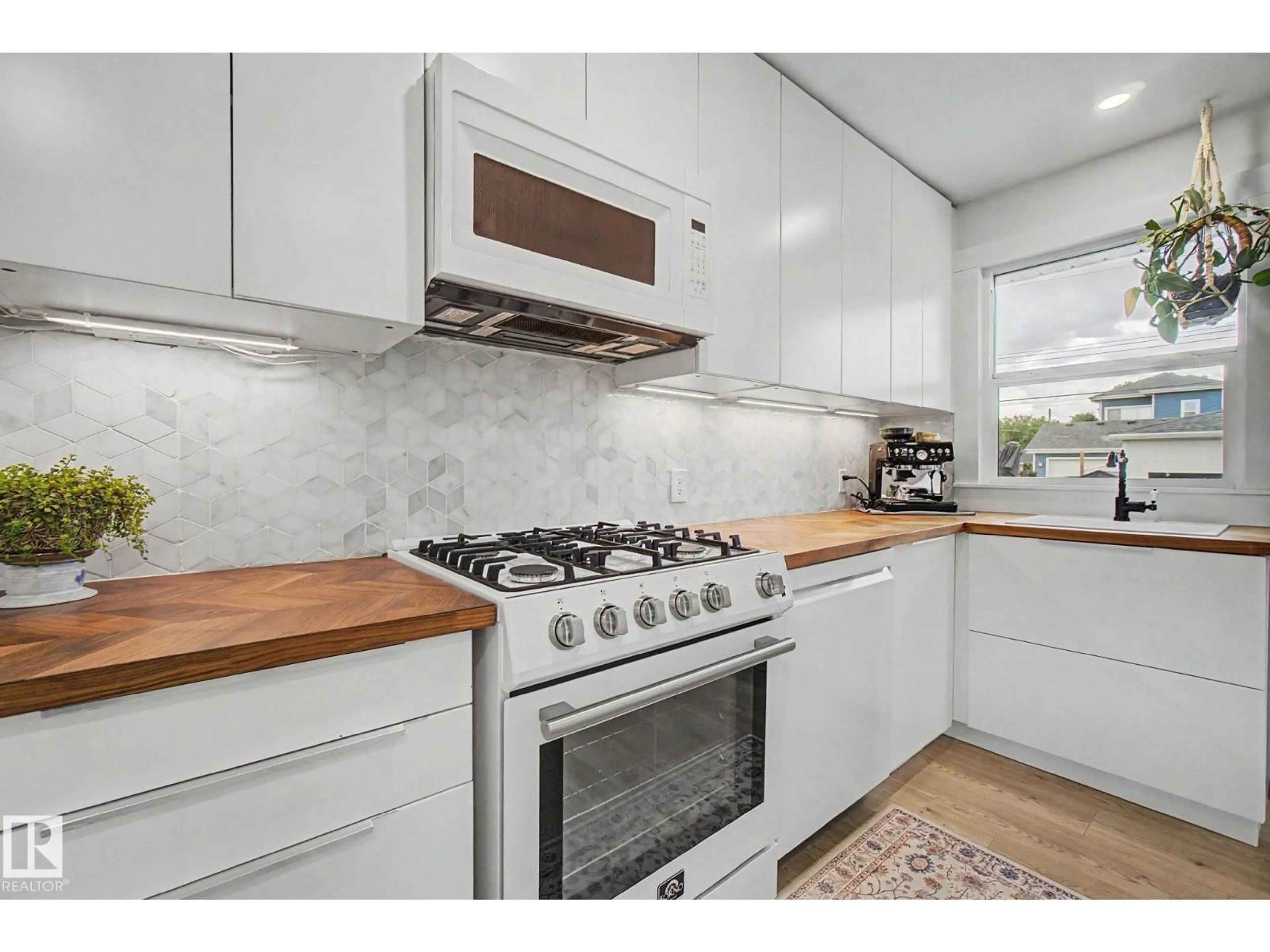 Standard kitchen, unknown for 15771 106A AV, Edmonton Alberta T2P0X2