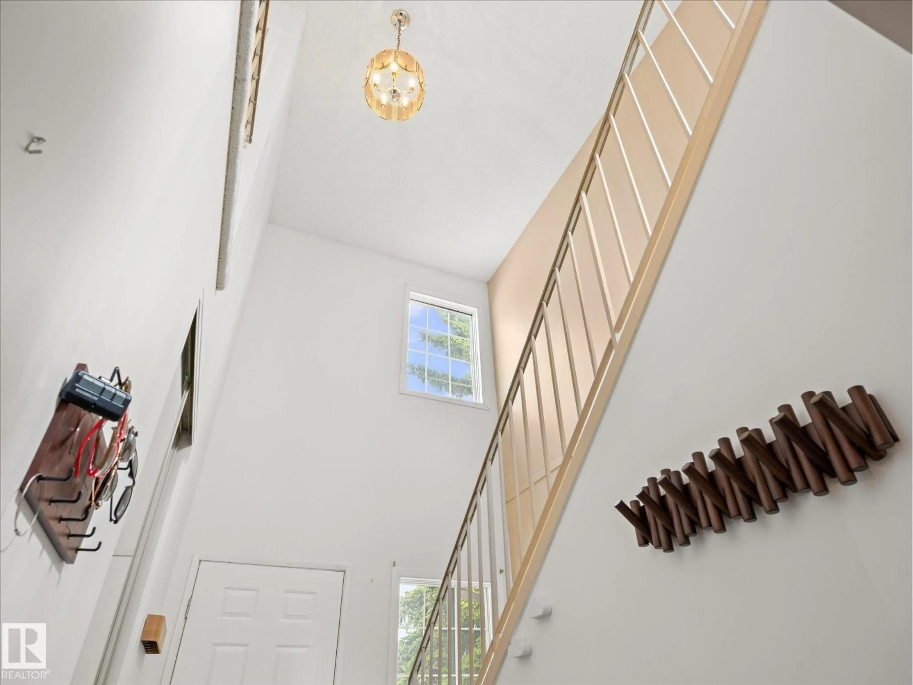 Indoor foyer for NW - 10805 20 AV, Edmonton Alberta T6J5W5